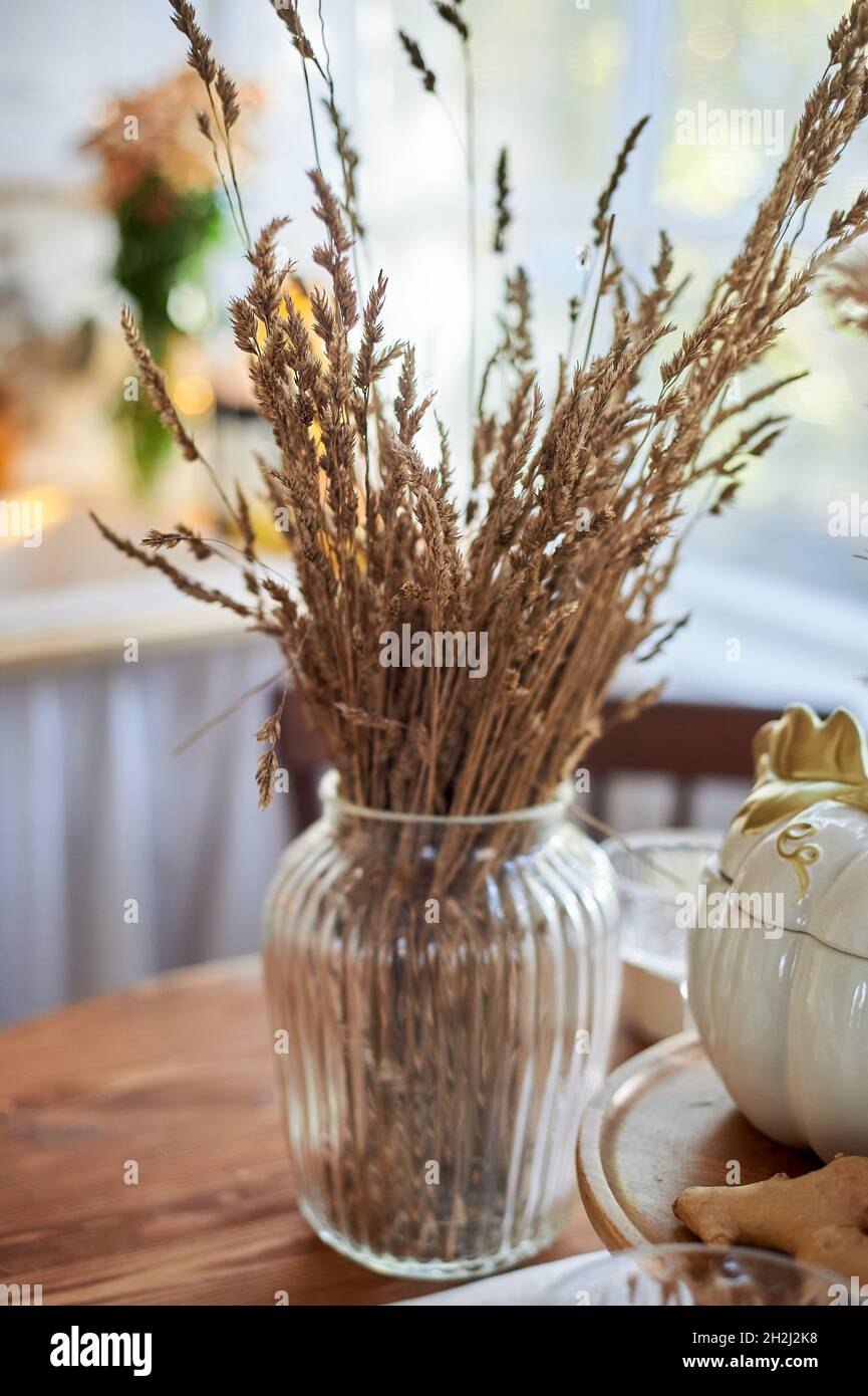 Eine Vase mit Getreide in der Dorfküche. Inneneinrichtung in hellen Farben Stockfoto