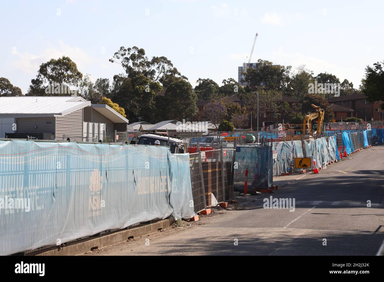 North Parramatta, NSW, Australien. Oktober 2021. Die Parramatta Light Rail wird Westmead über das CBD von Parramatta mit Carlingford verbinden und soll 2023 fertiggestellt werden. Abgebildet ist ein Abschnitt durch das Cumberland Hospital. Kredit: Richard Milnes/Alamy Live Nachrichten Stockfoto