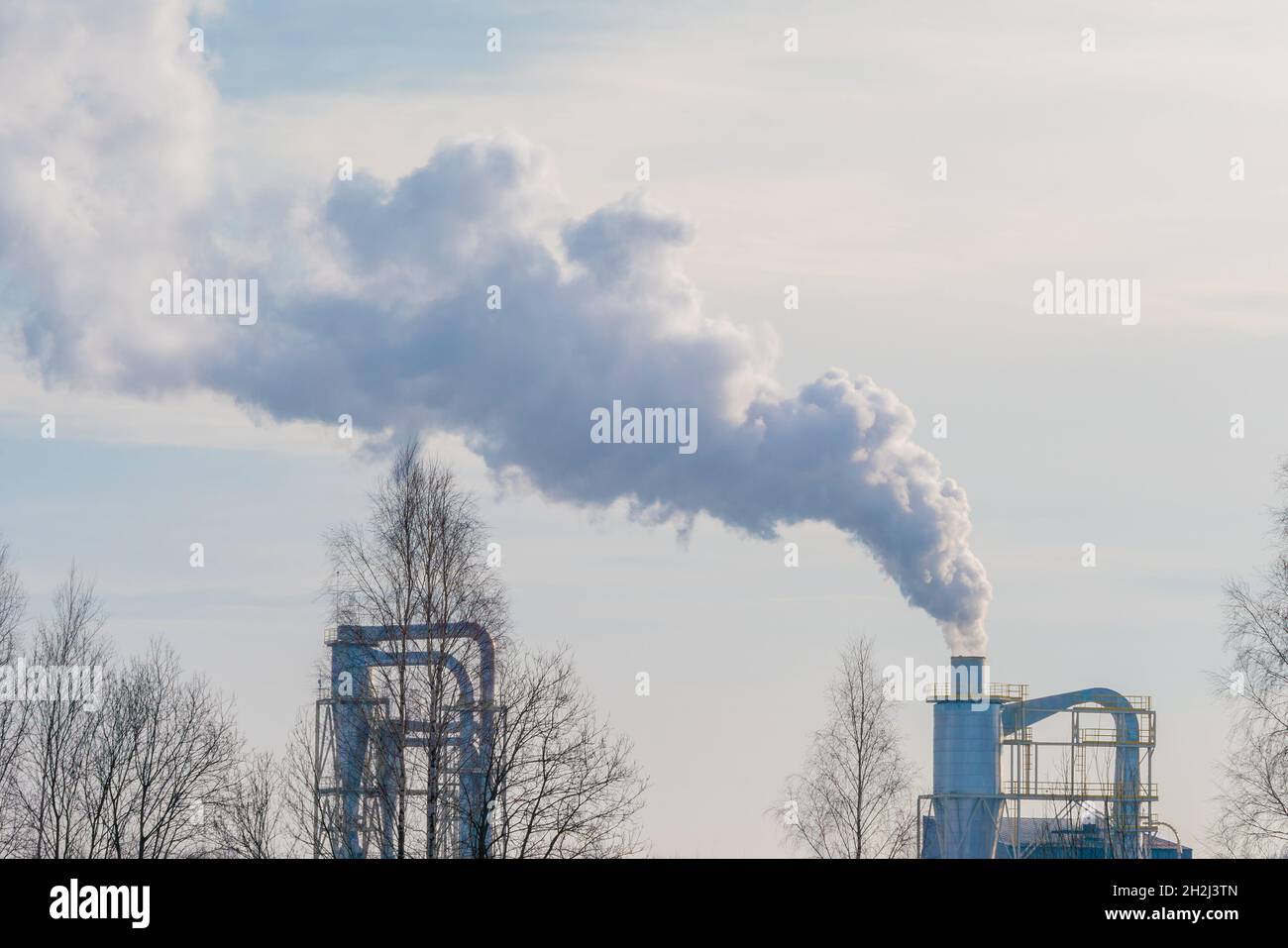 Luftverschmutzung giftige Rauchgase aus den Kaminen von Kraftwerken. Die Industrieemission ist eine der Hauptquellen für Treibhausgasemissionen Stockfoto