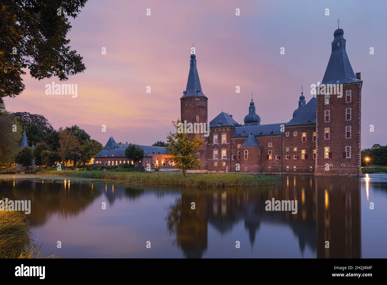 Schloss Hoensbroek ist eines der größten Schlösser in den Niederlanden. Es befindet sich in Hoensbroek, einer Stadt in der Provinz Limburg. Dieses imposante Wat Stockfoto