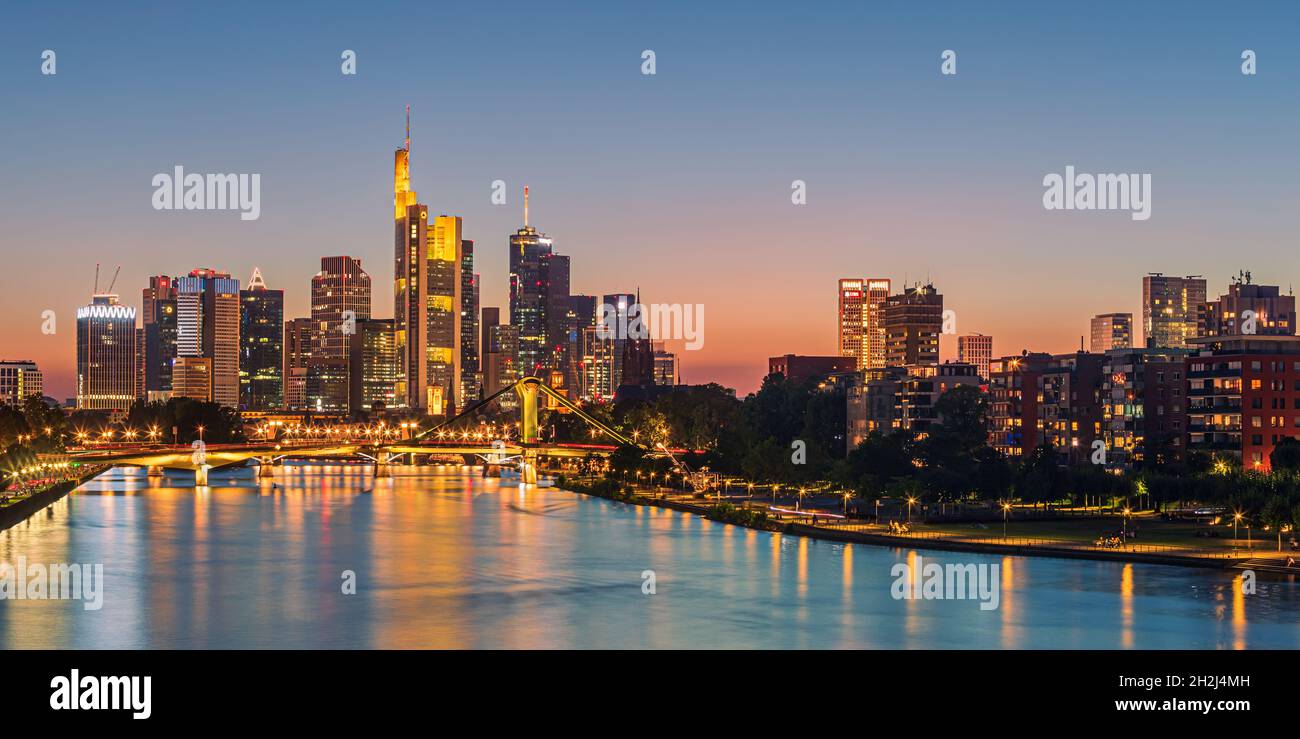 Zonsondergang boven Frankfurts Mainhattan, het centrale zakelijke District van Frankfurt in Duitsland. Het woord is een portmanteau van Main, de rivie Stockfoto