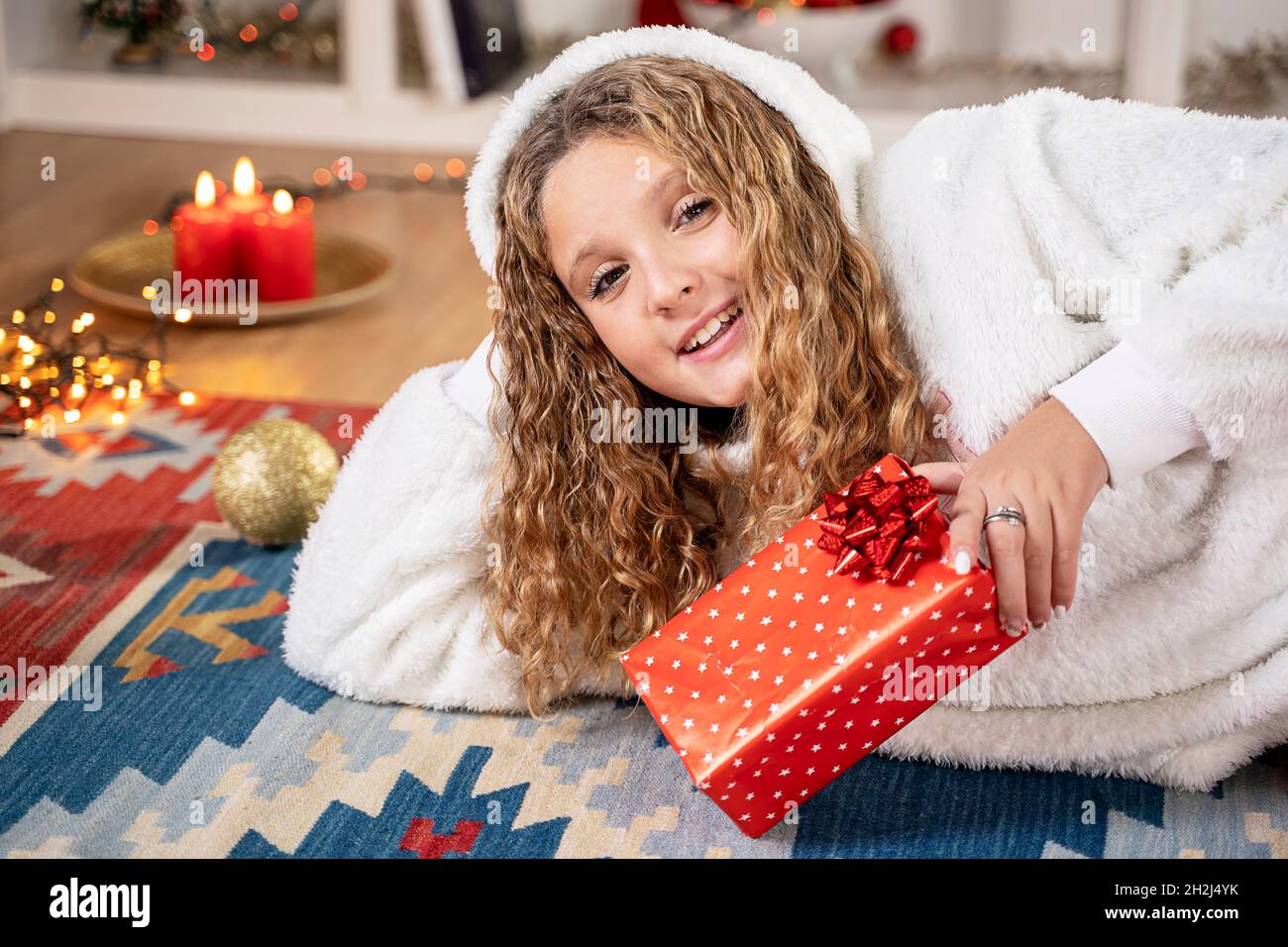 Junges Mädchen Glück mit weihnachtsgeschenk Stockfoto