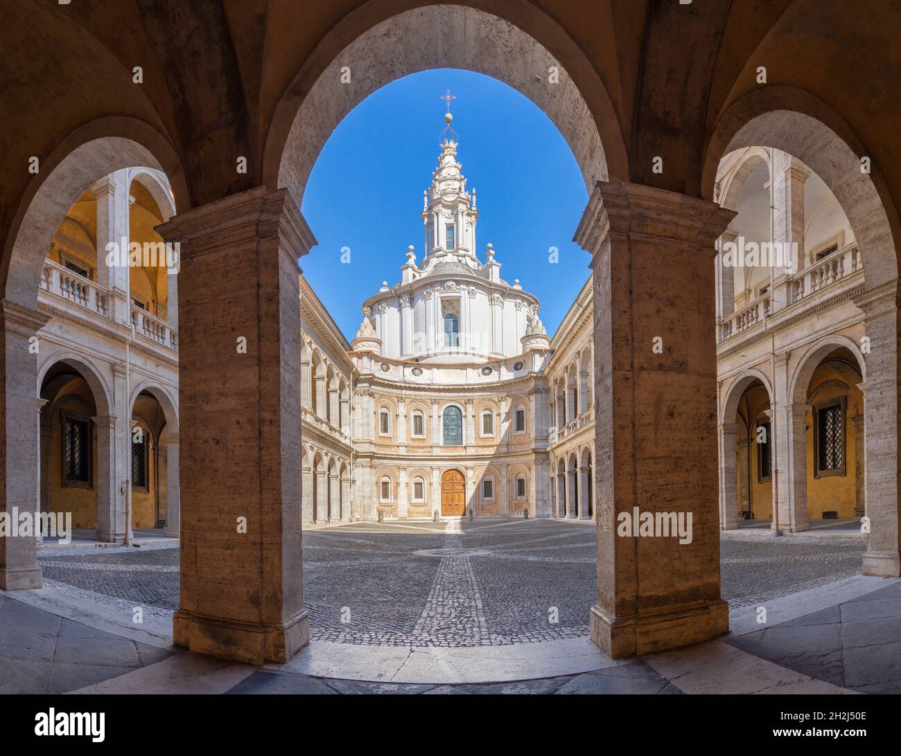 Rom - die Fassade und das Atrium der barocken Kirche Chiesa di Sant'Ivo alla Sapienza von Francesco Borromini (1642 -1660) entworfen. Stockfoto