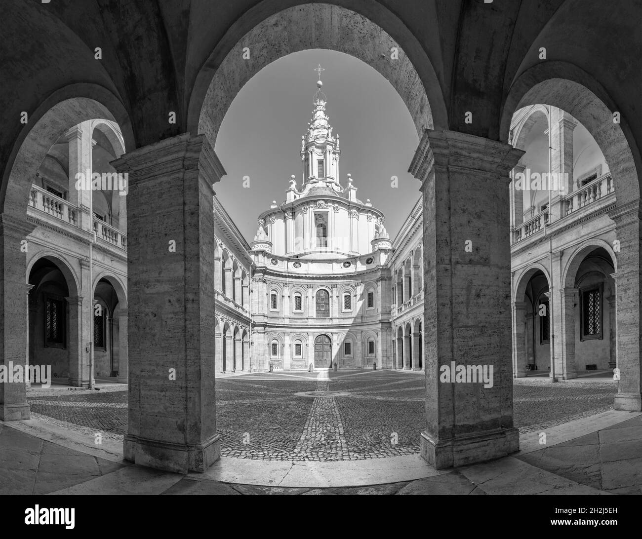 Rom - die Fassade und das Atrium der barocken Kirche Chiesa di Sant'Ivo alla Sapienza von Francesco Borromini (1642 -1660) entworfen. Stockfoto
