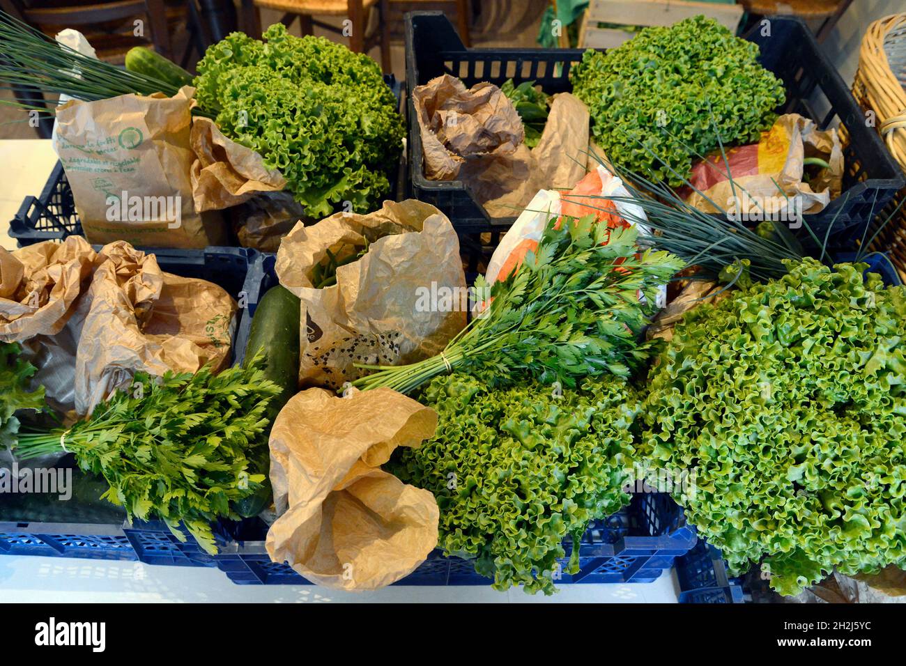 Chateauneuf-sur-Loire (Nordmittelfrankreich): Körbe mit Gemüse aus der von der Gemeinschaft unterstützten Landwirtschaft „AMAP“, die an das „Maison de la Tra“ übergeben werden Stockfoto