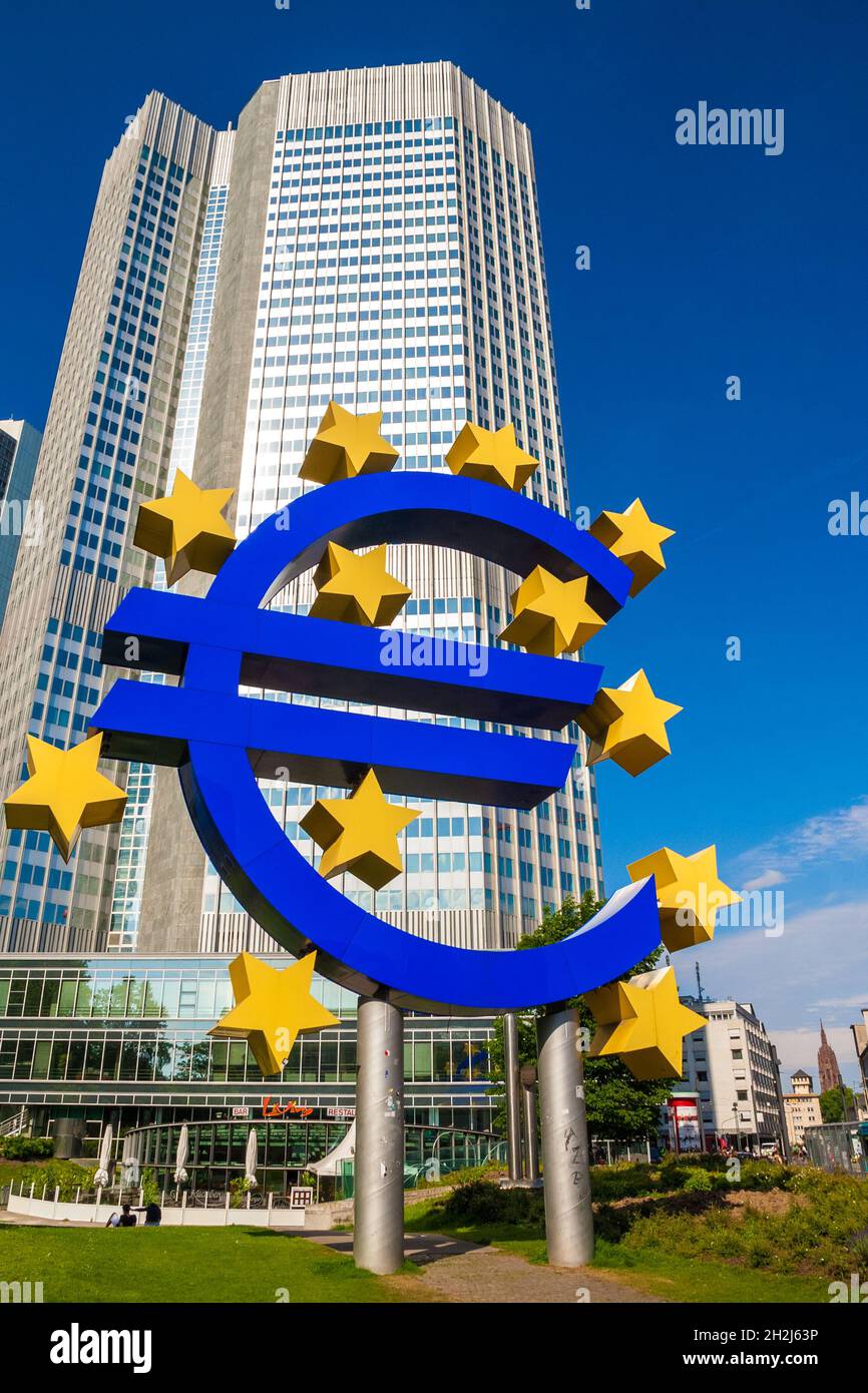 Schöner Blick auf das Logo der Europäischen Zentralbank (EZB) mit dem Eurotower dahinter, einem Wolkenkratzer in Frankfurt am Main, in dem die europäischen... Stockfoto