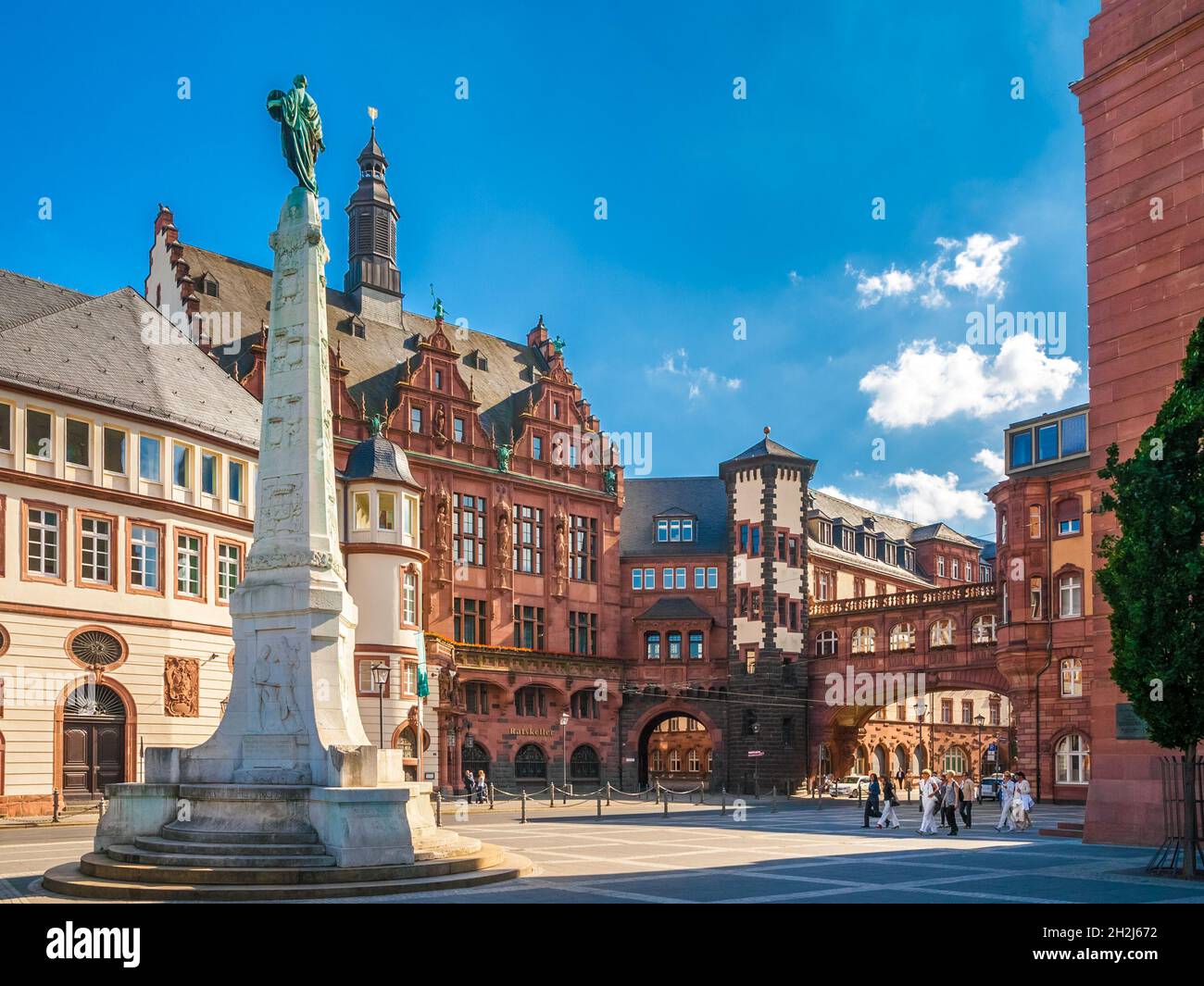 Schöner Blick auf den historischen Paulsplatz mit dem Unity Monument im Herzen von Frankfurt am Main. Im Hintergrund der Ratskeller und der... Stockfoto