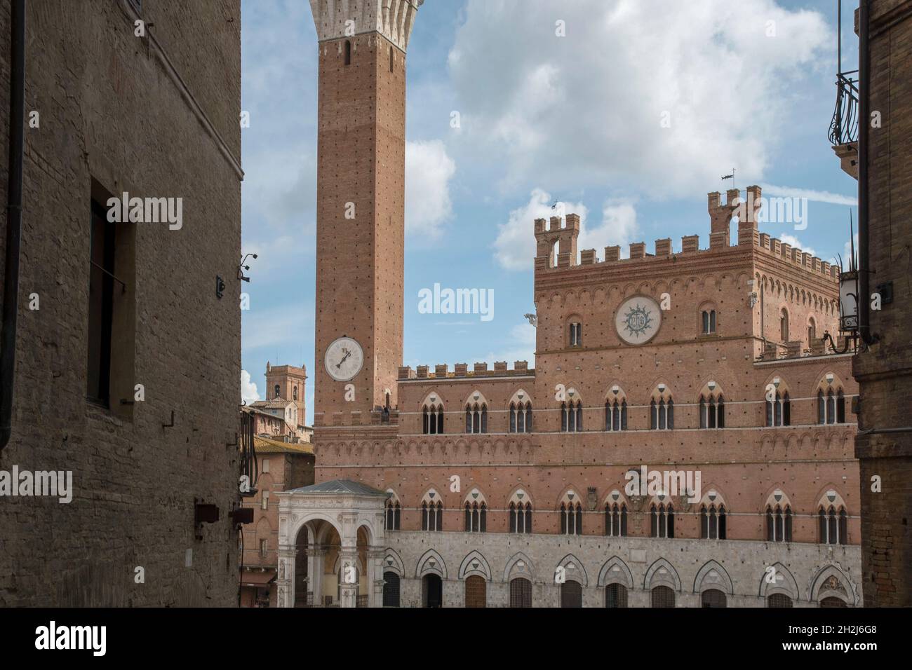 Campo Platz (Piazza del Campo), der Mangia Turm (Torre del Mangia), Siena, Toskana, Italien Stockfoto