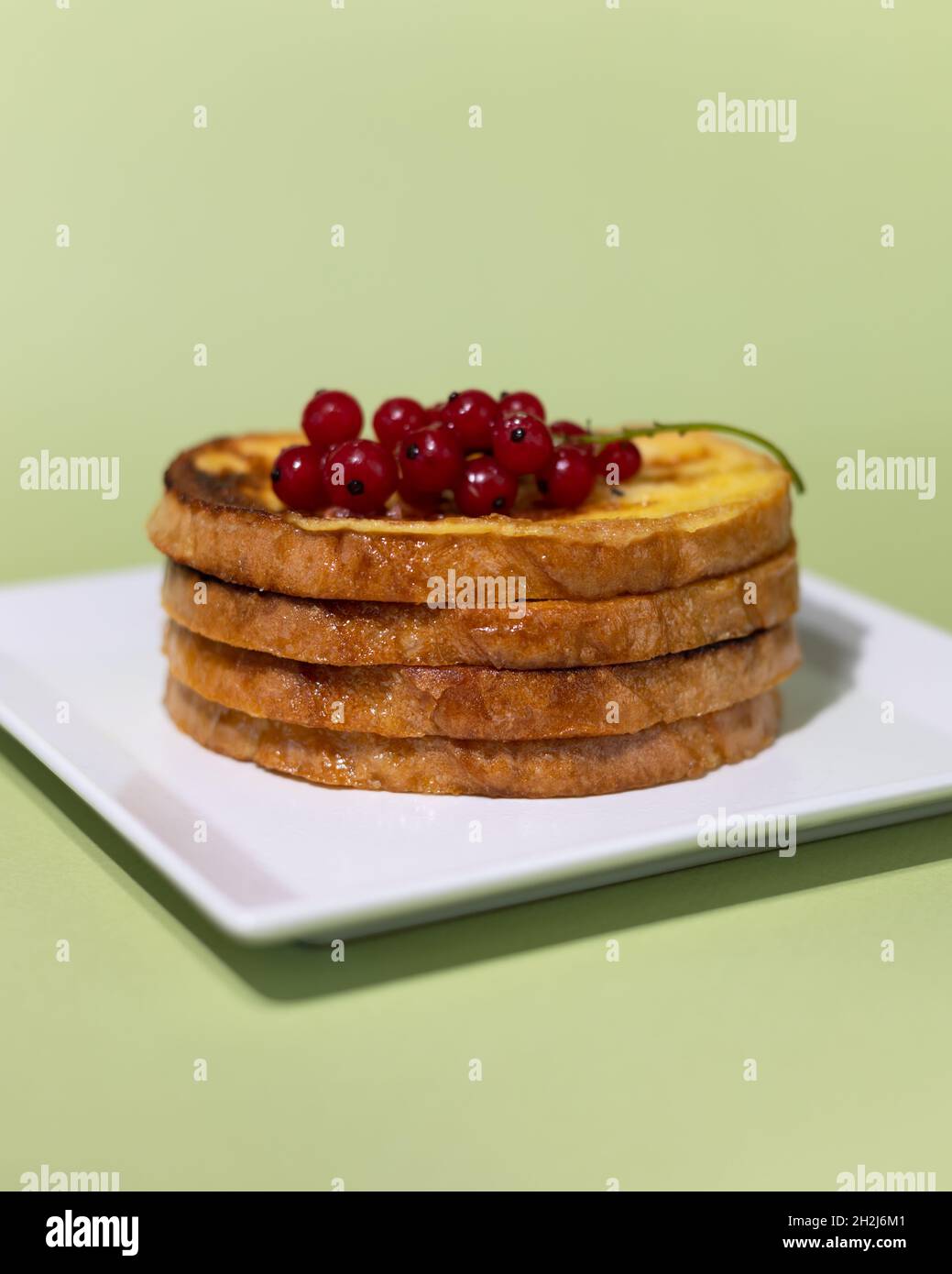Traditioneller französischer Toast mit Feigen und roten Johannisbeeren. Gebratenes Brot in einer Mischung aus Milch, Eiern und Zucker getränkt. Stockfoto Traditioneller französischer Toast mit Feigen und roten Johannisbeeren. Gebratenes Brot in einer Mischung aus Milch, Eiern und Zucker getränkt. Stockfoto