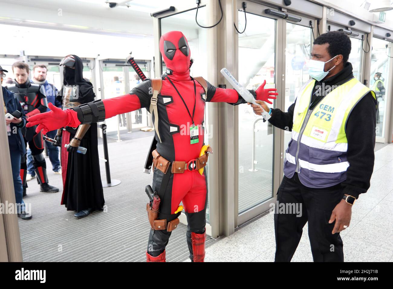 London, Großbritannien. Oktober 2021. Deadpool wird von der Sicherheitskontrolle auf der MCM London Comic Con auf der Excel in London überprüft Quelle: Paul Brown/Alamy Live News Stockfoto