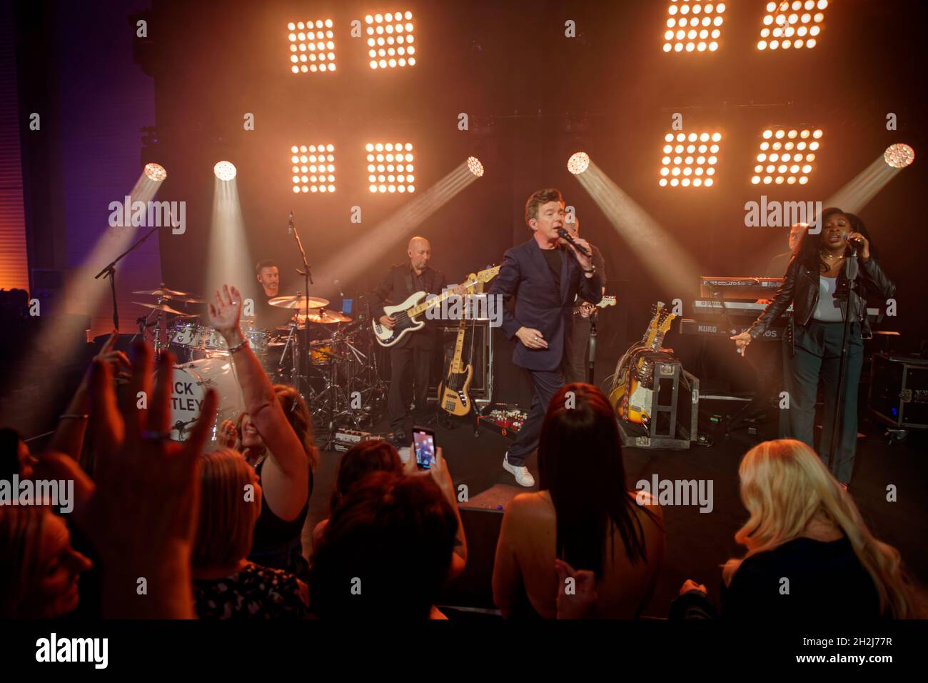 Rick Astley tritt im Concorde Conference Center des Flughafens von Manchester während einer Wohltätigkeitsveranstaltung zur Unterstützung des Manchester Cancer Support Center von Maggie auf. Stockfoto