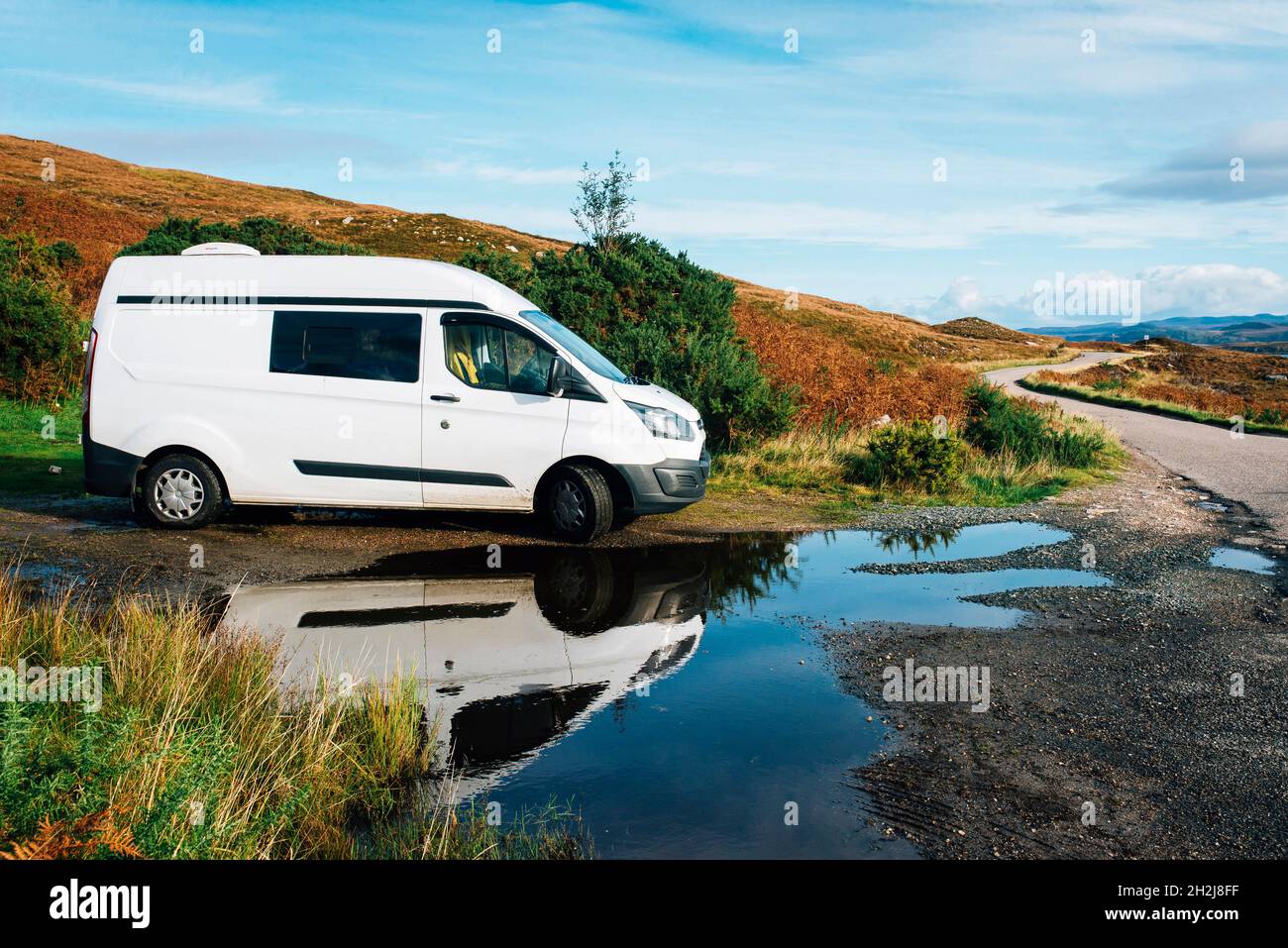 Ein Campervan wild Camping entlang der nc 500 North Coast 500 Route im schottischen Hochland Stockfoto