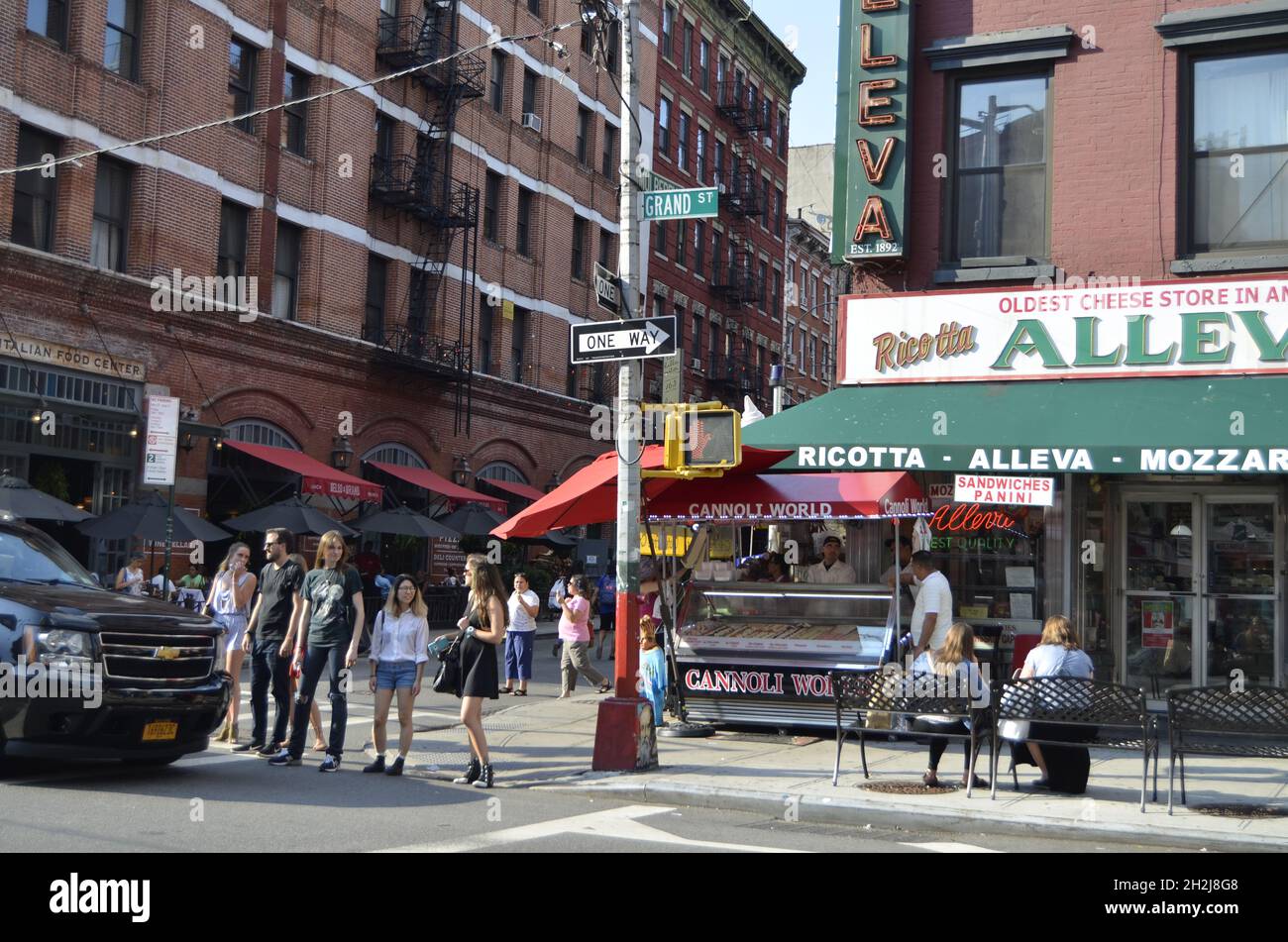 Der Blick auf die Straße rund um das Alleva Molkereigeschäft in Little Italy, Manhattan Stockfoto