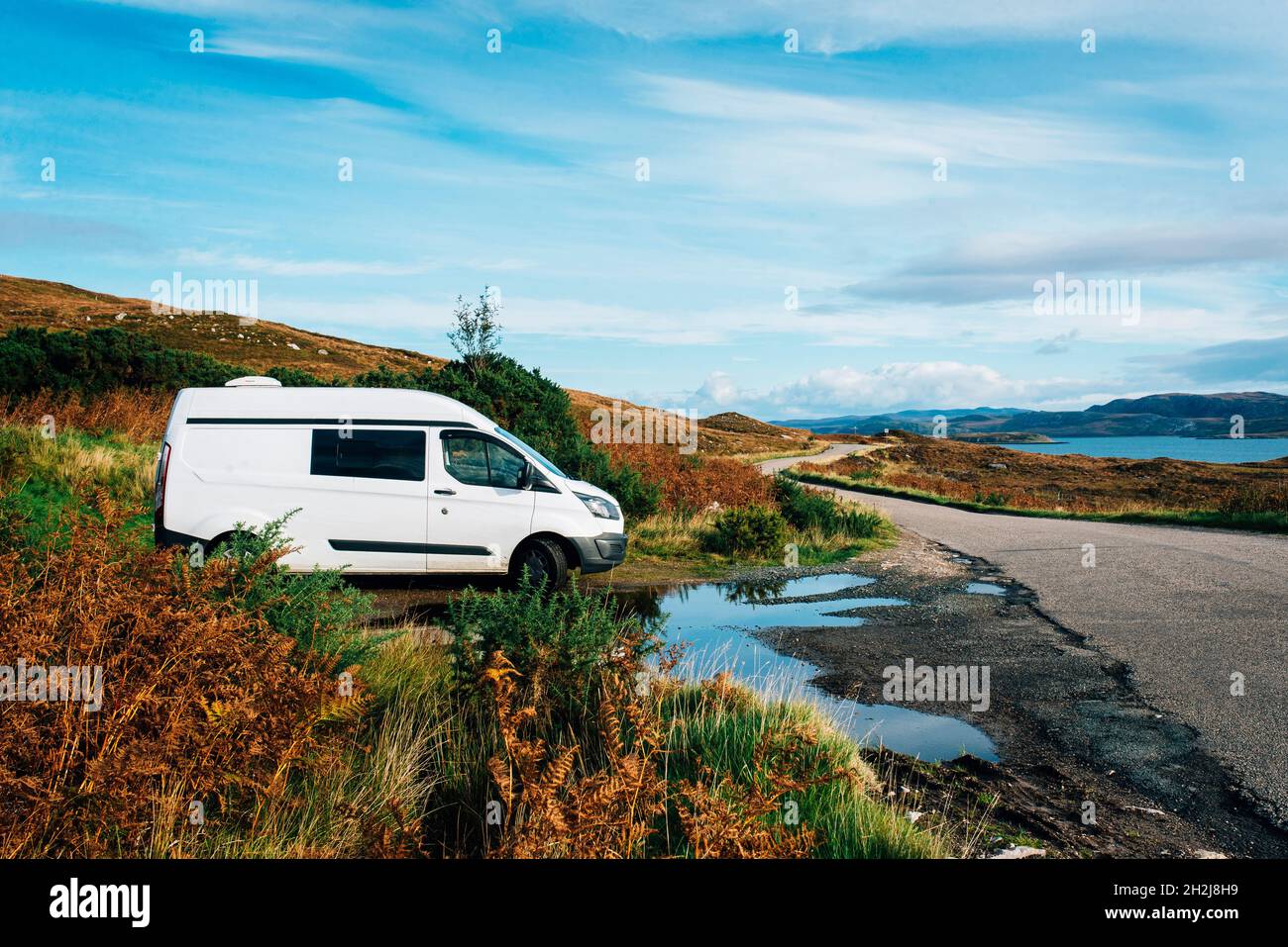Ein Campervan wild Camping entlang der nc 500 North Coast 500 Route im schottischen Hochland Stockfoto