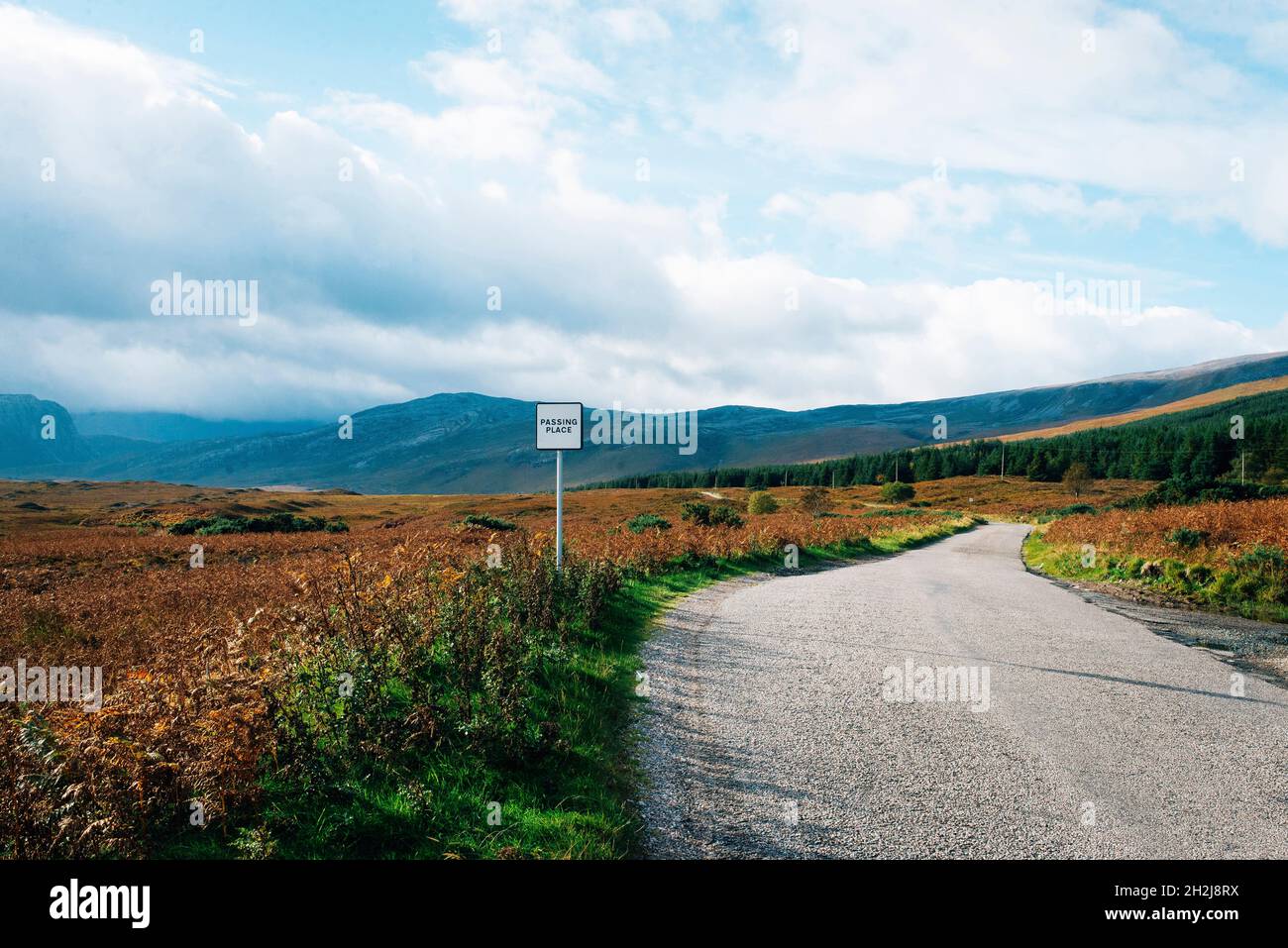 Eine malerische Aussicht auf die nc500 Road Trip in schottland mit Seen und Bergen Stockfoto