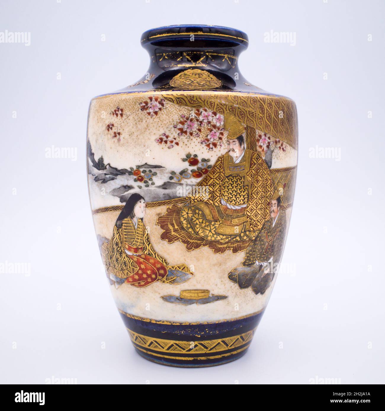 Feine antike japanische Blue-Ground Satsuma Vase mit figürlichen Szenen von Kinkozan Studio. Meiji-Zeit Stockfoto