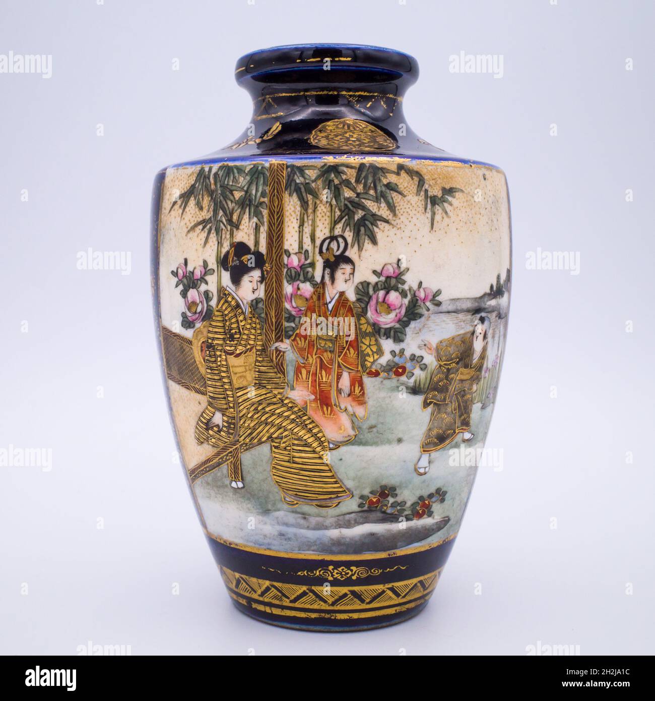 Feine antike japanische Blue-Ground Satsuma Vase mit figürlichen Szenen von Kinkozan Studio. Meiji-Zeit Stockfoto