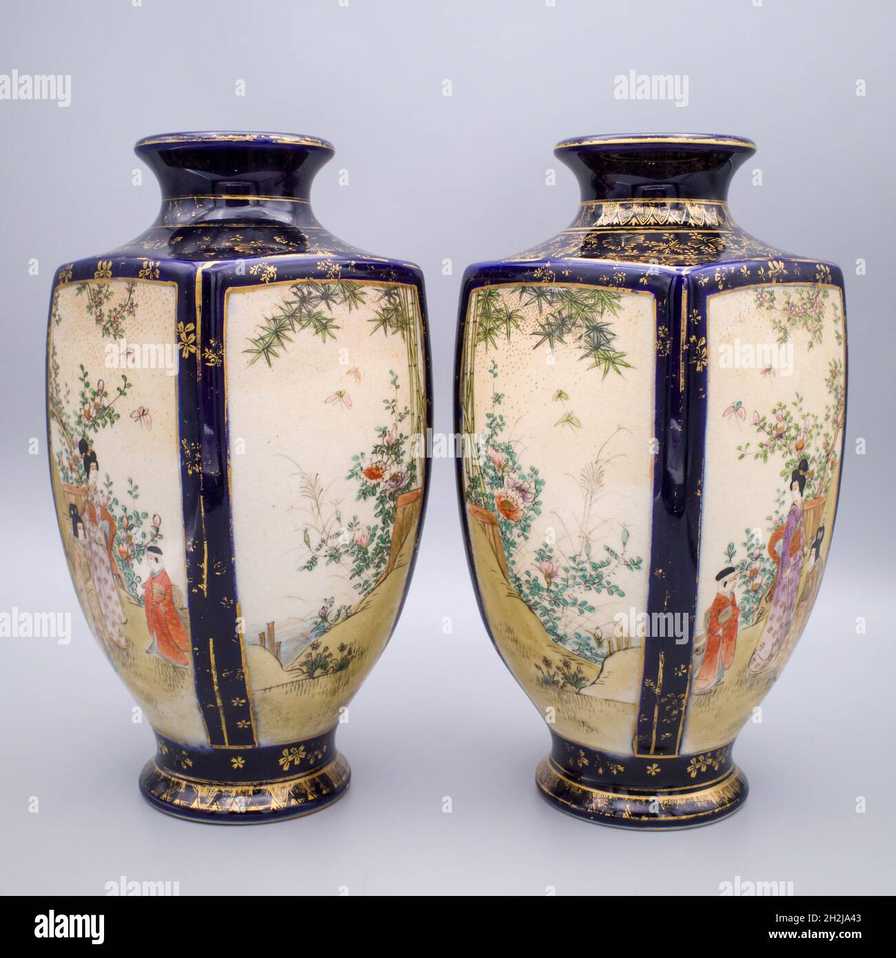Paar antike japanische Blue-Ground Satsuma Vasen von Kusube Sennosuke. Meiji-Zeit Stockfoto