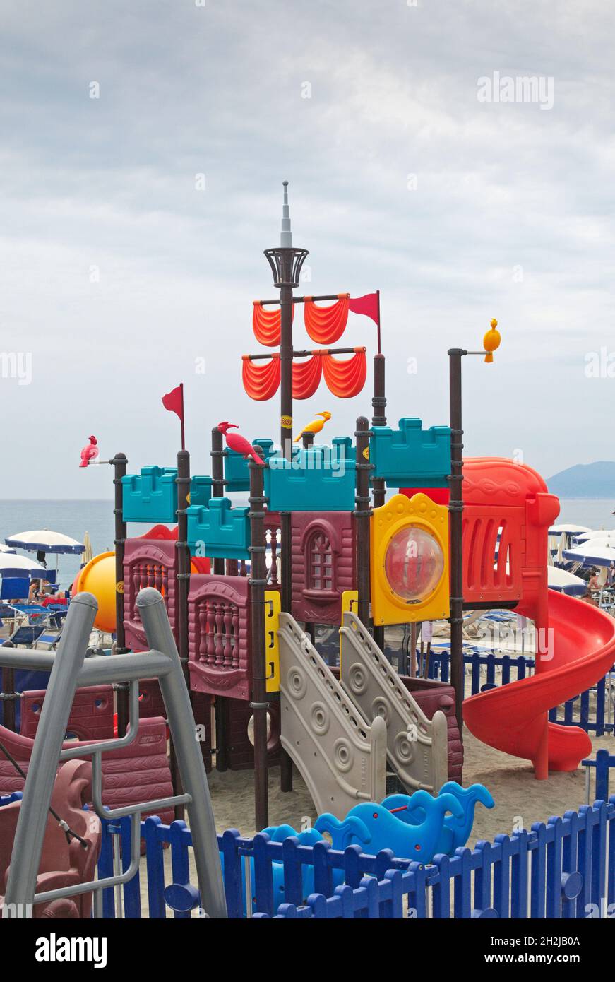 Farbenfroher Spielplatz am Meer, an der italienischen riviera, Ligurien, Italien Stockfoto