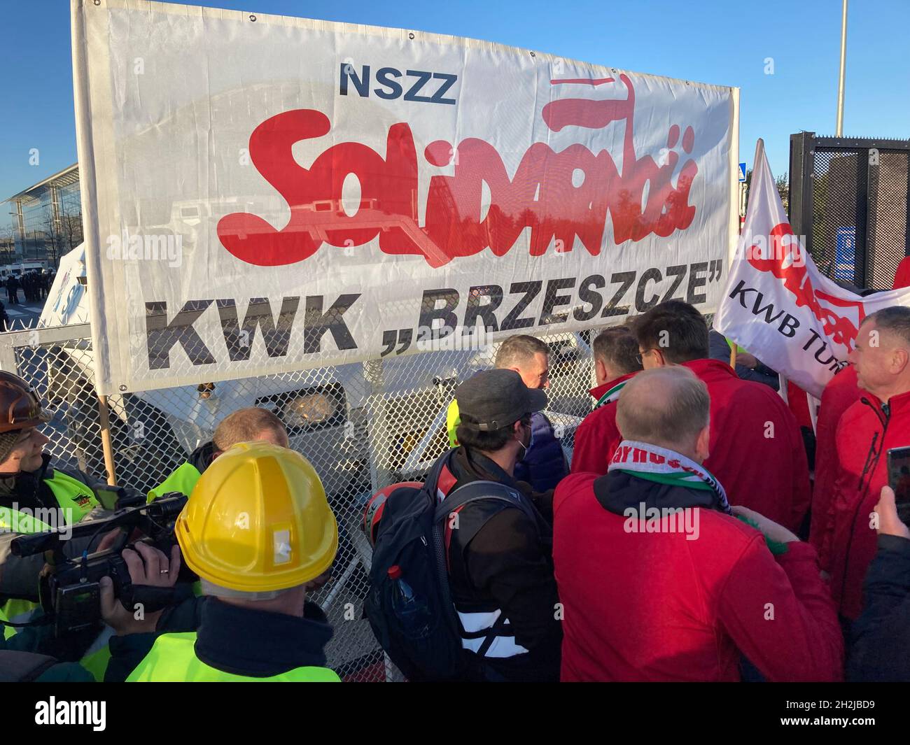 Lucemburk, Luxemburg. Oktober 2021. Am Freitag, den 22. Oktober 2021, fand vor dem Sitz des Europäischen Gerichtshofs in Luxemburg ein Protest der unabhängigen polnischen Gewerkschaft „Solidarnosc“ (Solidarität) gegen eine Anordnung des Gerichts der Europäischen Union zur sofortigen Schließung der Turow-Braunkohle in der Tschechischen Republik und an der Grenze zu Polana statt. Quelle: Jan Karnik/CTK Photo/Alamy Live News Stockfoto