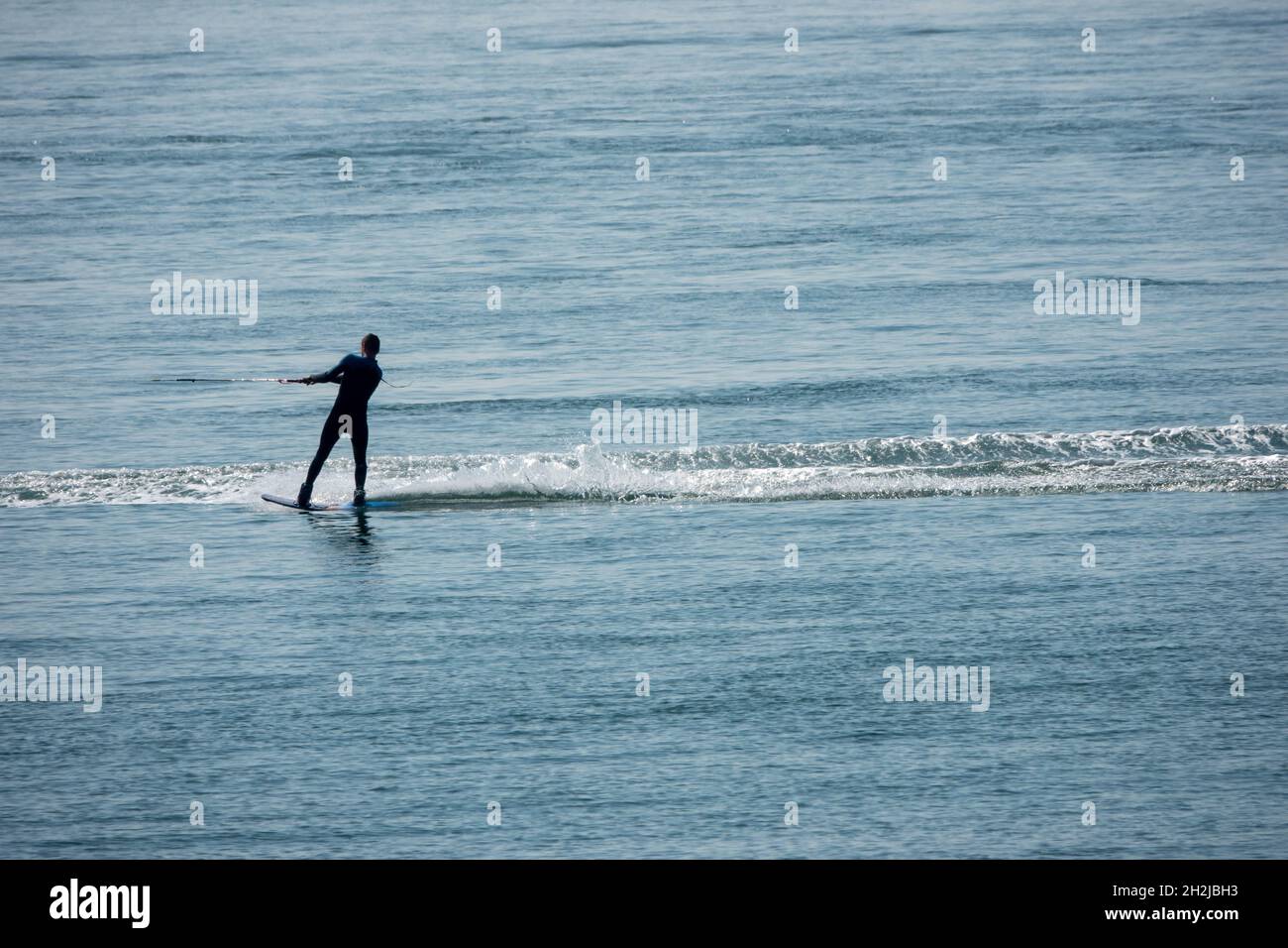 Wasserskifahrer in Aktion im Meer Stockfoto