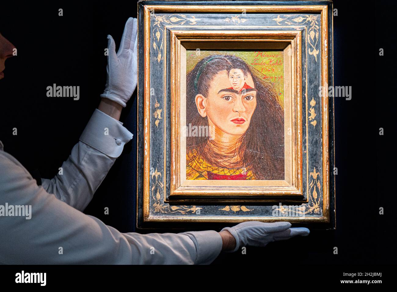 LONDON, GROSSBRITANNIEN. 22 Oktober 2021. Frida Kahlos ultimatives Selbstporträt ist bei Sotheby's zu sehen. Es wird auf über 30 Millionen US-Dollar geschätzt, was voraussichtlich den Rekord für den mexikanischen Maler und das wertvollste lateinamerikanische Werk brechen wird. Das Gemälde wird vom 22. Bis 25. Oktober in Sotheby's London öffentlich zu sehen sein, bevor es am 16. November 2021 in Sotheby's New York versteigert wird. Kredit: amer ghazzal/Alamy Live Nachrichten Stockfoto