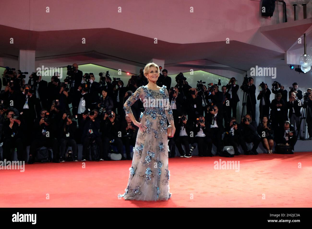 Jane Fonda läuft auf dem roten Teppich vor der Vorführung von „Our Souls at Night“ während des 74. Filmfestivals in Venedig. Venedig, Italien, 01. September 2017. ( Stockfoto