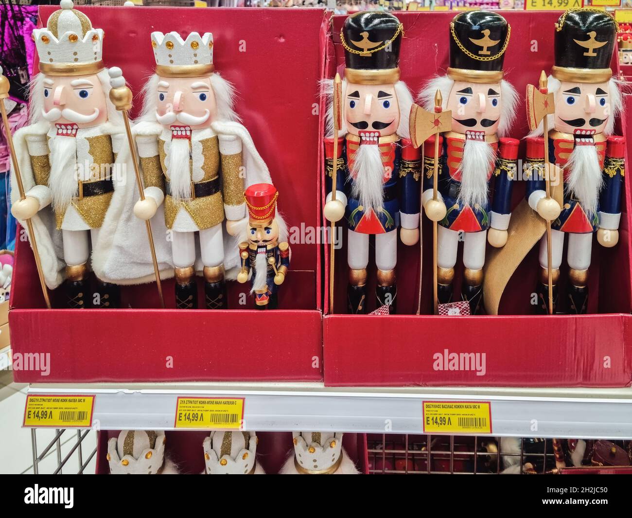 Weihnachtliche dekorative Dose Nussknacker in den Regalen des Spielwarenladens. Große hölzerne Soldatenfiguren, die in den Jumbo Hellenic-Läden in Thessaloniki, Griechenland, ausgestellt sind. Stockfoto