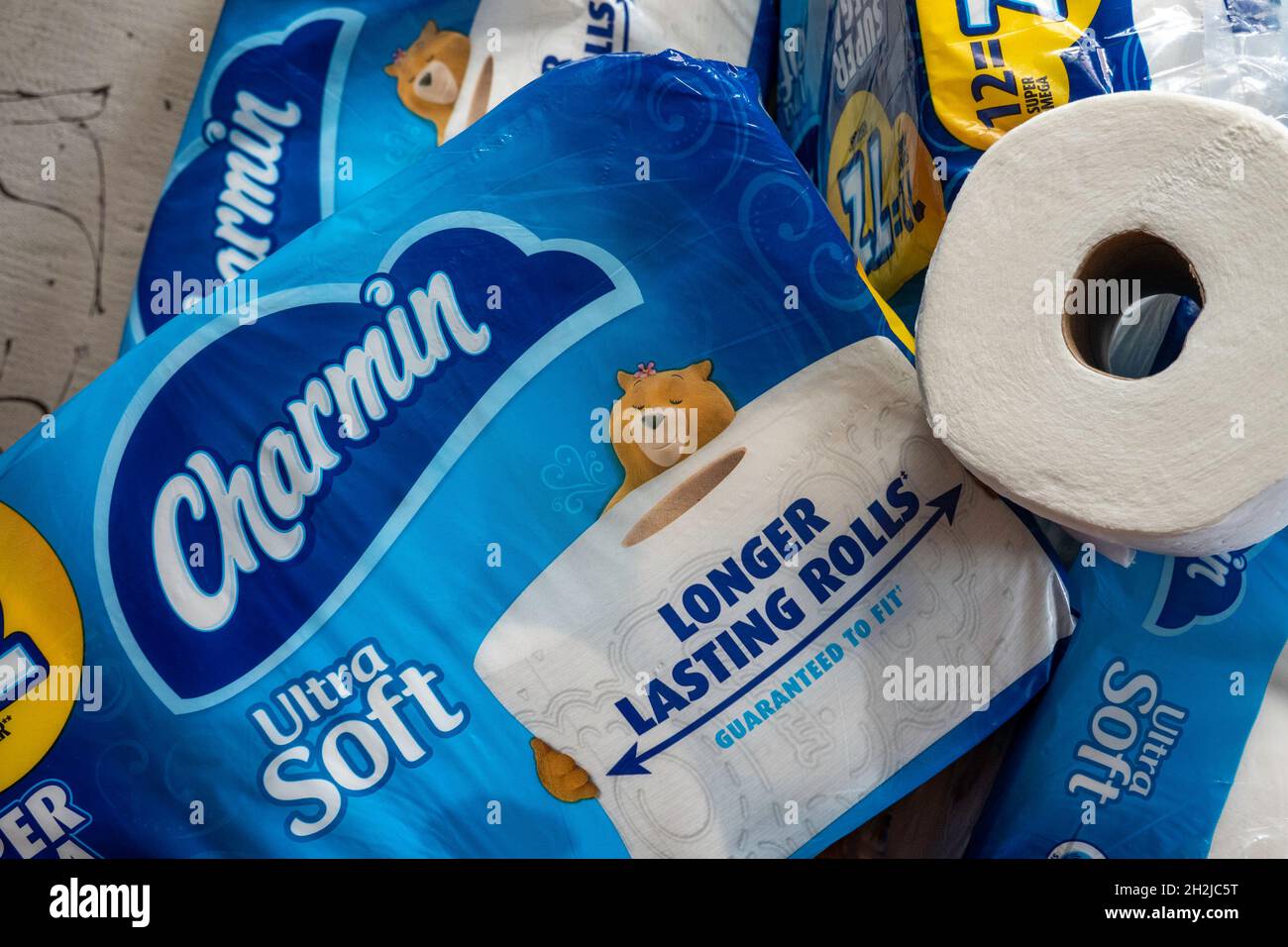 Papierprodukte sind in den Vereinigten Staaten während der Coronavirus-Pandemie sehr gefragt Stockfoto