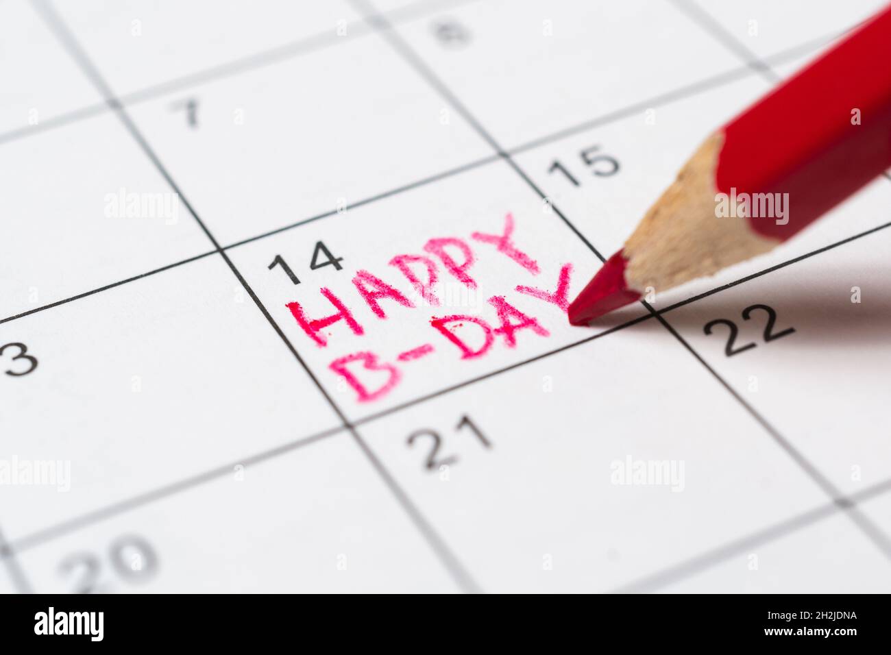 Person markiert das Datum im Kalender als Geburtstagserinnerung. Stockfoto