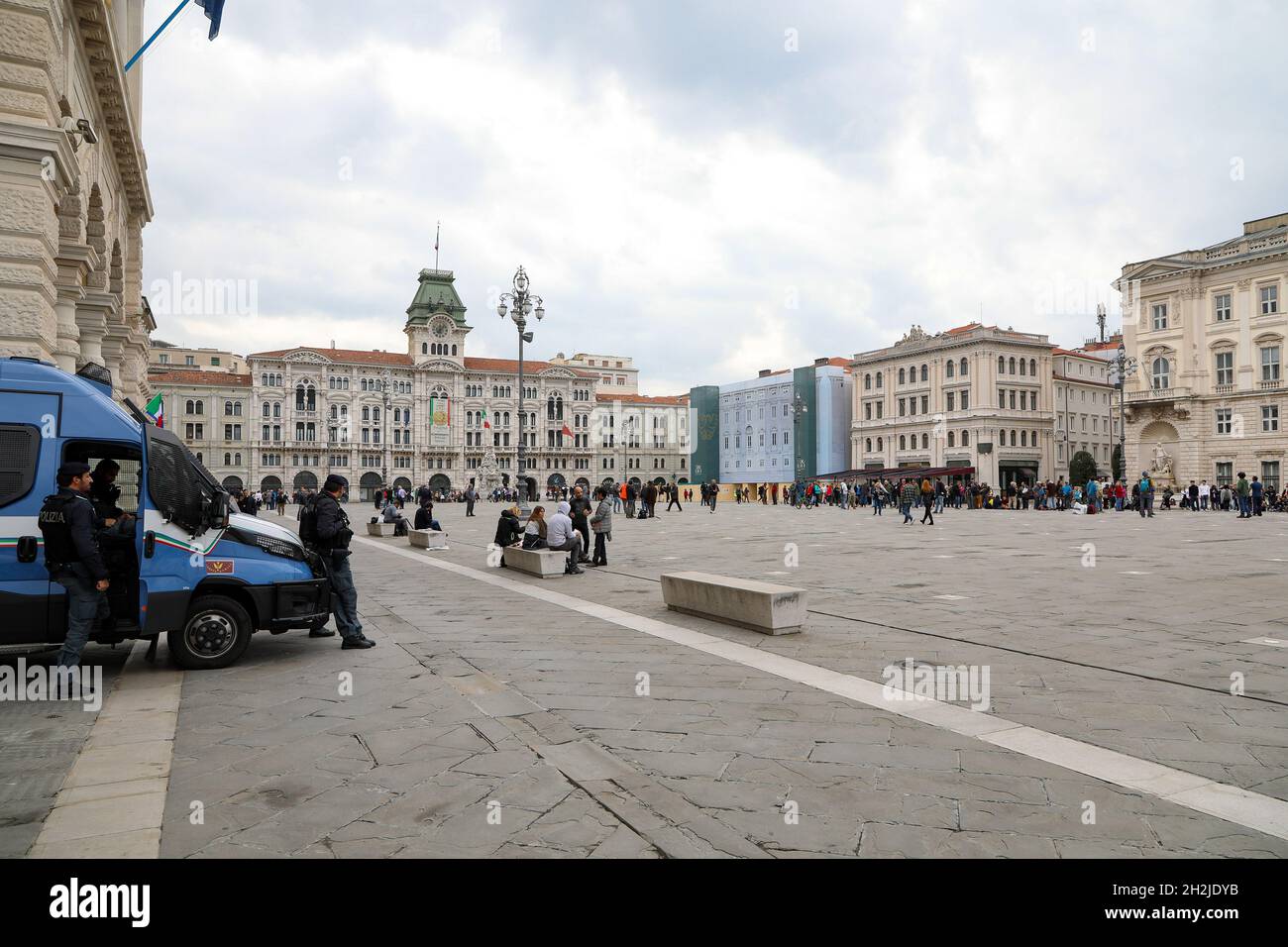 Triest, Italien. Oktober 2021. Il presidio della Polizia alla piazza durante Manifestazioni annulllate a Trieste, Nachrichten in Trieste, Italia, 22 ottobre 2021 Credit: Independent Photo Agency/Alamy Live News Stockfoto