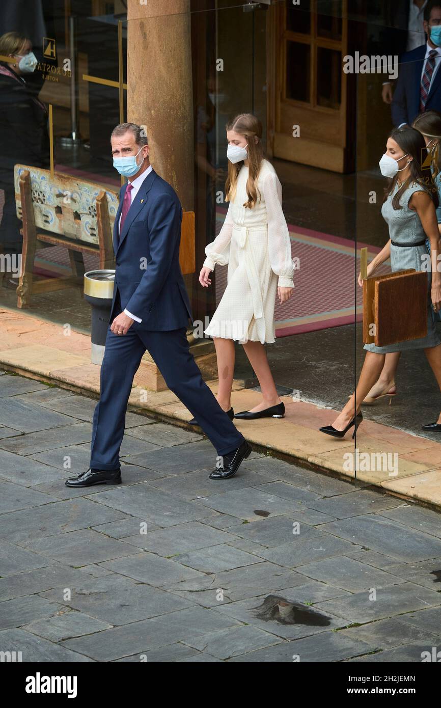 Oviedo, Spanien. Oktober 2021. Oviedo, Spanien., . König Filiant VI. Von Spanien, Königin Letizia von Spanien, Kronprinzessin Leonor und Prinzessin Sofia nehmen am 22. Oktober 2021 in Oviedo, Spanien, an der Audienz Teil, wo die Gewinner der Final Degree Awards 2019/2020 der Universität Oviedo im Reconquista Hotel ausgezeichnet wurden. Quelle: MPG/Alamy Live News Stockfoto