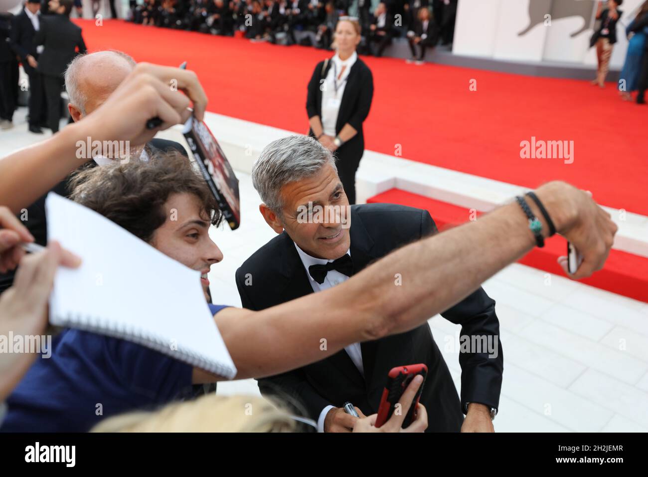 Schauspieler George Clooney signiert Autogramme während eines roten Teppichs für den Film 'Suburbicon' beim 74. Filmfestival in Venedig, Italien, 30. August 20 Stockfoto