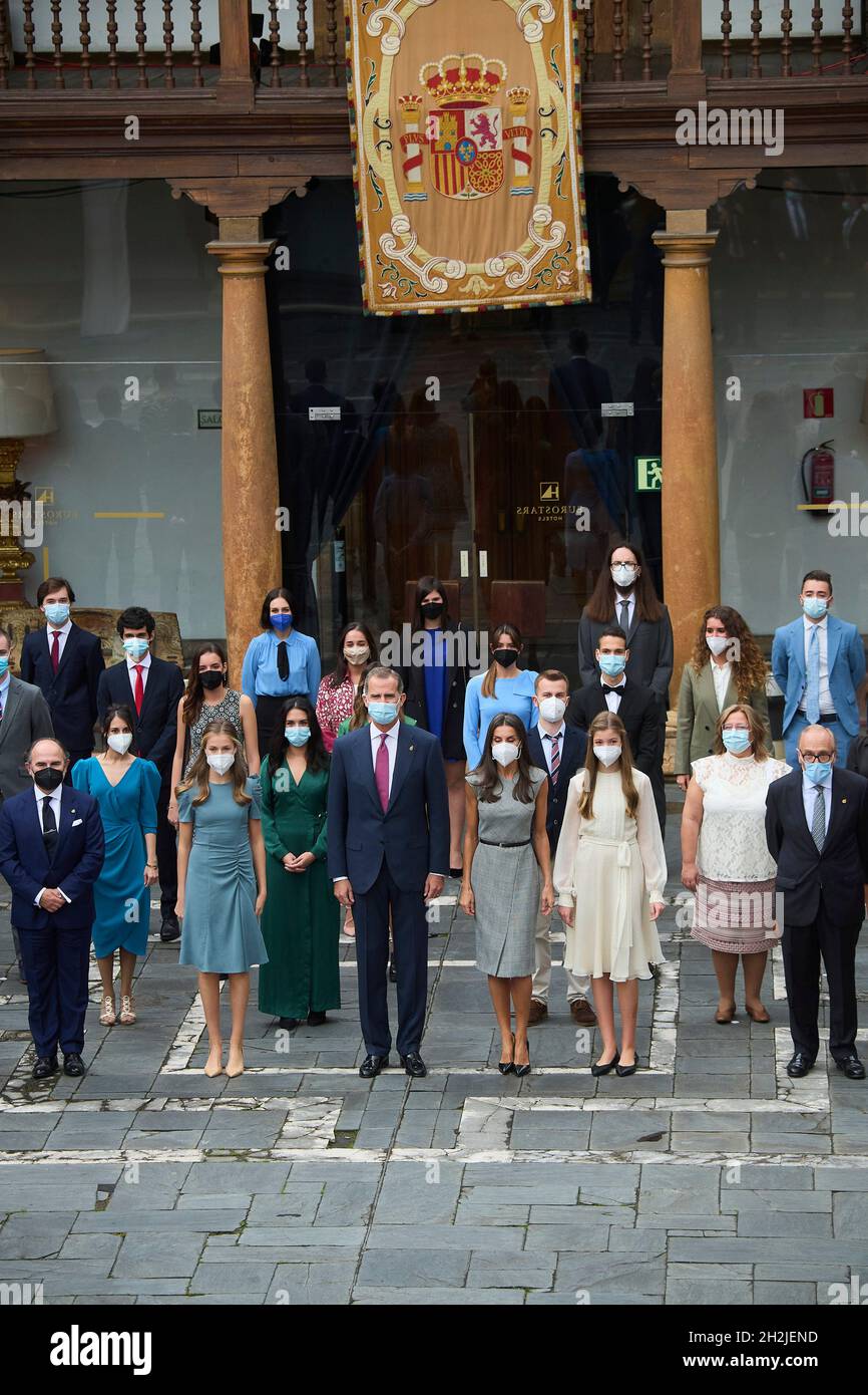 Oviedo, Spanien. Oktober 2021. Oviedo, Spanien., . König Filiant VI. Von Spanien, Königin Letizia von Spanien, Kronprinzessin Leonor und Prinzessin Sofia nehmen am 22. Oktober 2021 in Oviedo, Spanien, an der Audienz Teil, wo die Gewinner der Final Degree Awards 2019/2020 der Universität Oviedo im Reconquista Hotel ausgezeichnet wurden. Quelle: MPG/Alamy Live News Stockfoto