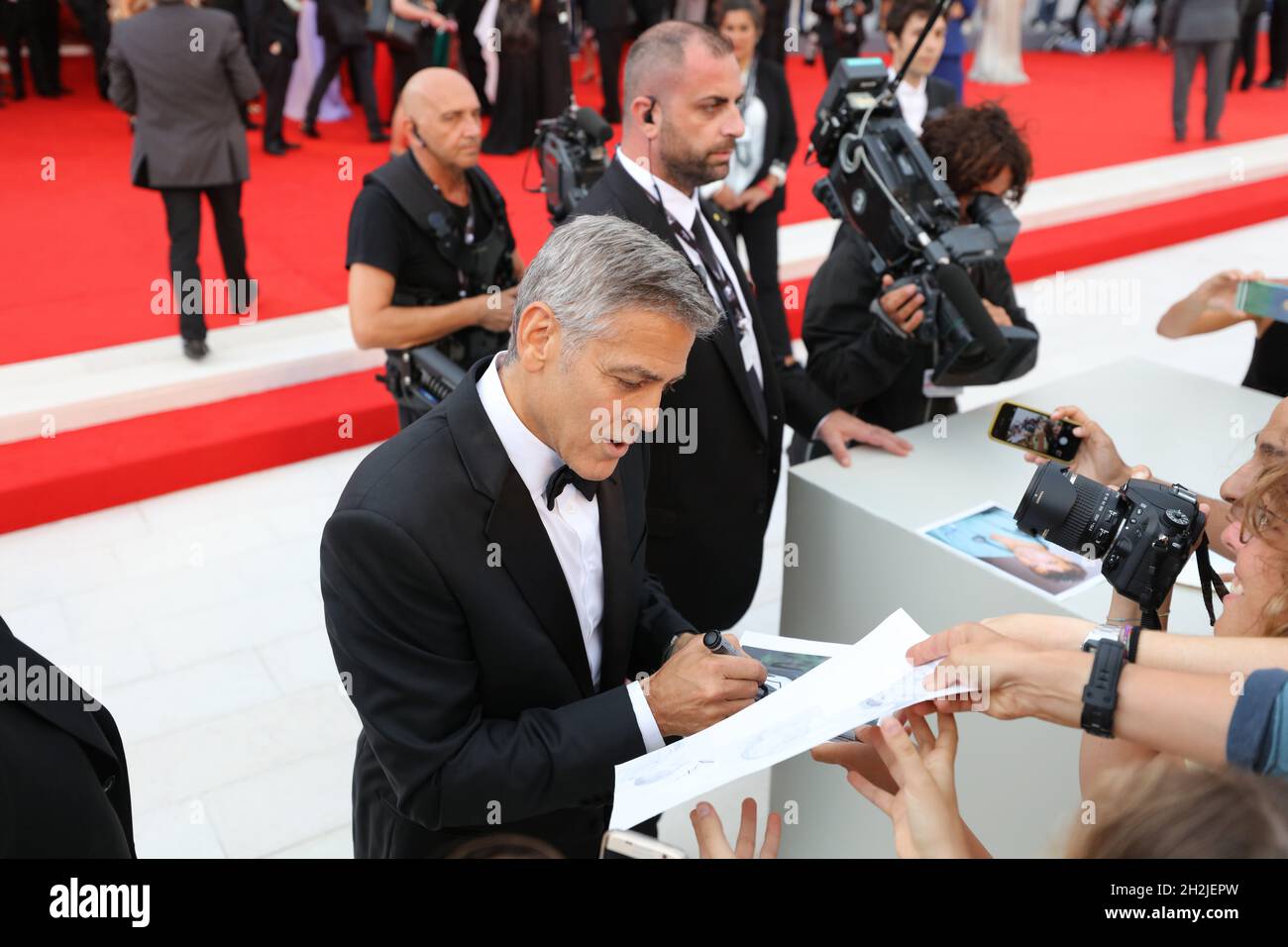 Schauspieler George Clooney signiert Autogramme während eines roten Teppichs für den Film 'Suburbicon' beim 74. Filmfestival in Venedig, Italien, 30. August 20 Stockfoto