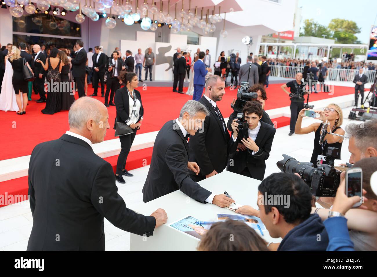 Schauspieler George Clooney signiert Autogramme während eines roten Teppichs für den Film 'Suburbicon' beim 74. Filmfestival in Venedig, Italien, 30. August 20 Stockfoto