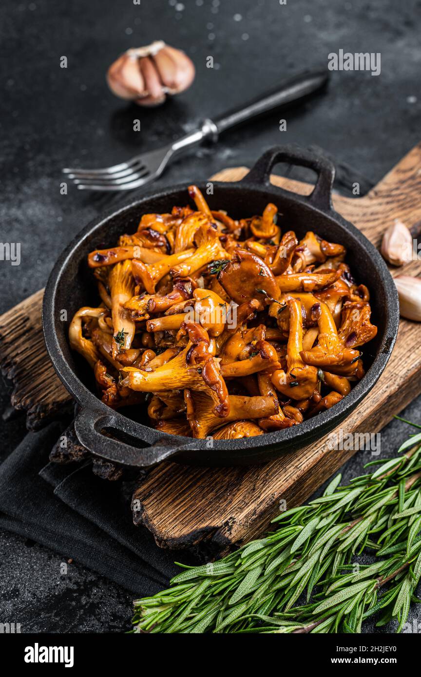 Gebratene Pilze Mit Zwiebeln Einfrieren Französisch gebratene Pfifferlinge Pilze mit Zwiebeln und Thymian in