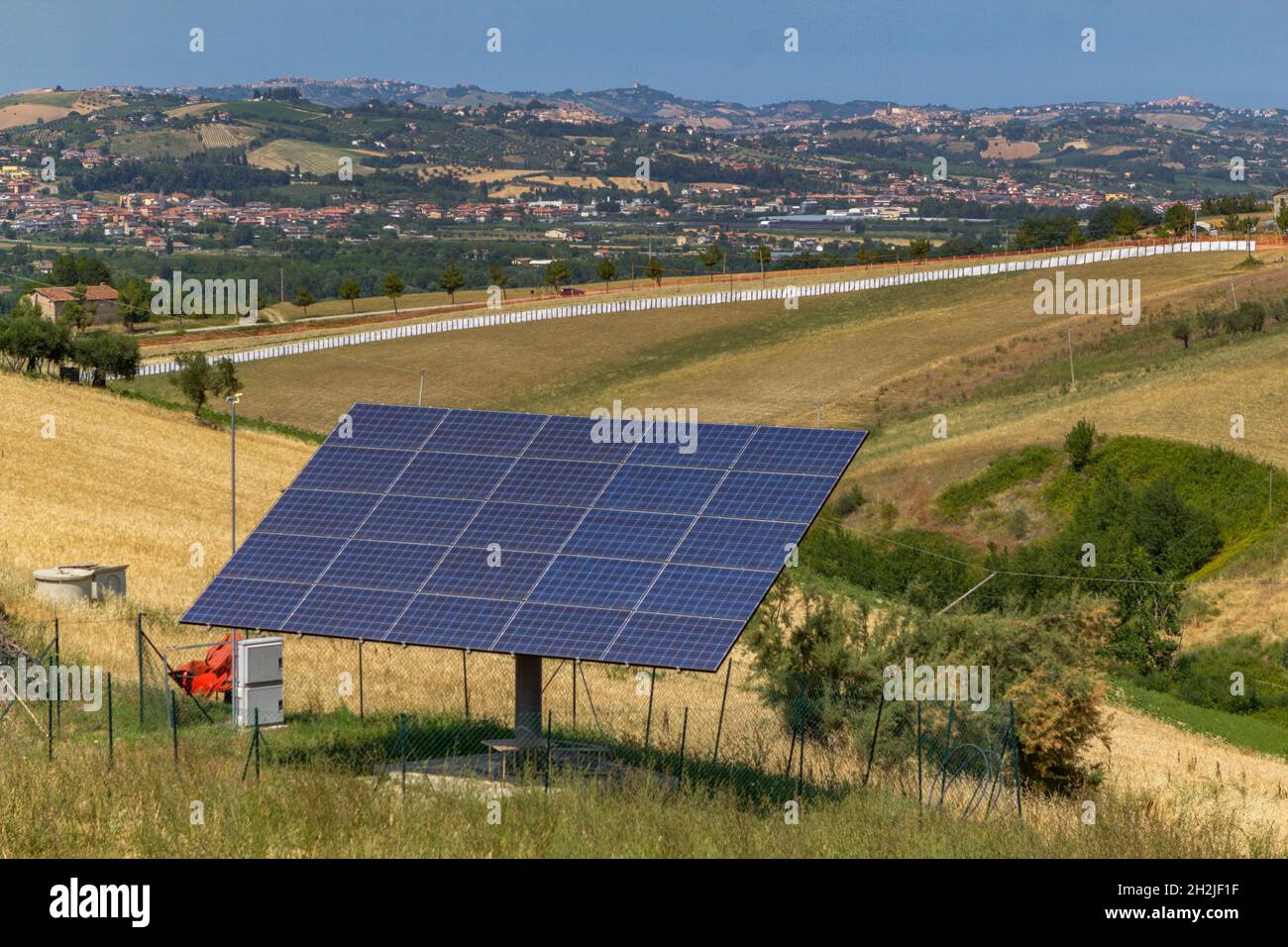 Solarpaneele auf einem Hügel versorgen ein alpines Haus in der Provinz Ascoli Piceno in den Marken, Italien. Stockfoto