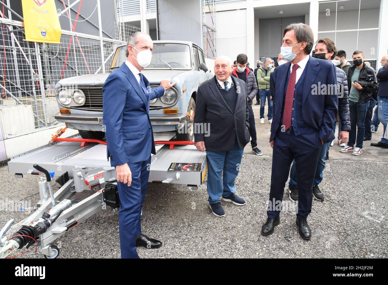 Padua, Italien. Oktober 2021. Inaugurazione Auto e Moto d'Epoca - Zaia vicino alla Fulvia parcheggiata per 40 anni a Conegliano durante Inaugurazione Auto e Moto d'Epoca, Nachrichten in Padova, Italia, 22 ottobre 2021 Credit: Independent Photo Agency/Alamy Live News Stockfoto