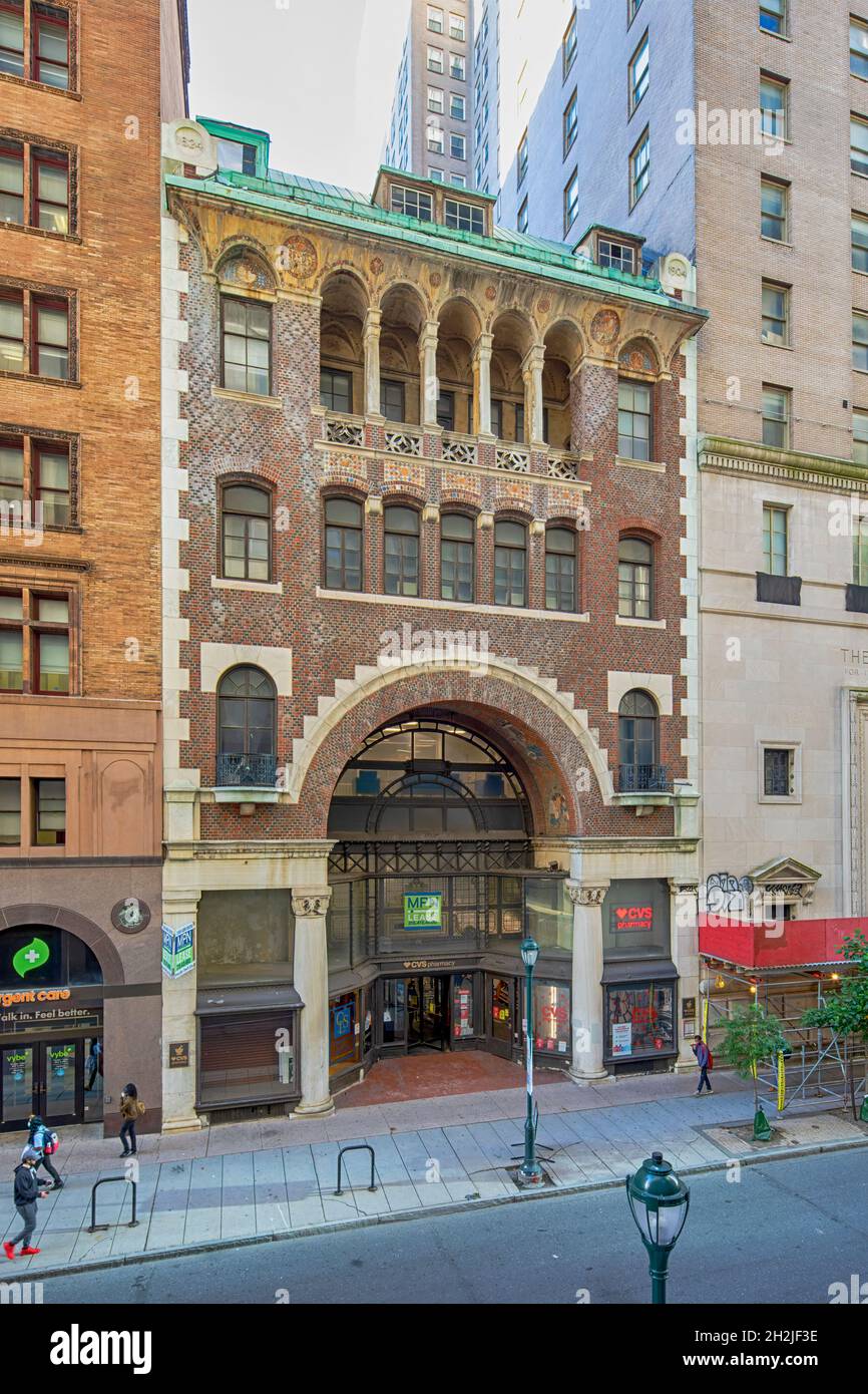 Jacob Reed Building (1424 Chestnut Street), ursprünglich die Söhne von Jacob Reed, ein Herrenkleidereier. Der dreistöckige Bogeneingang ist mit Mercer-Fliesen ausgekleidet. Stockfoto
