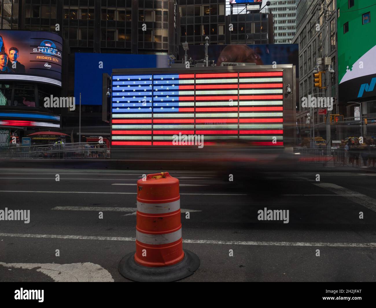 Aufnahme mit einem langsamen Verschluss in der Nähe der 7th Avenue in Manhattan. Stockfoto