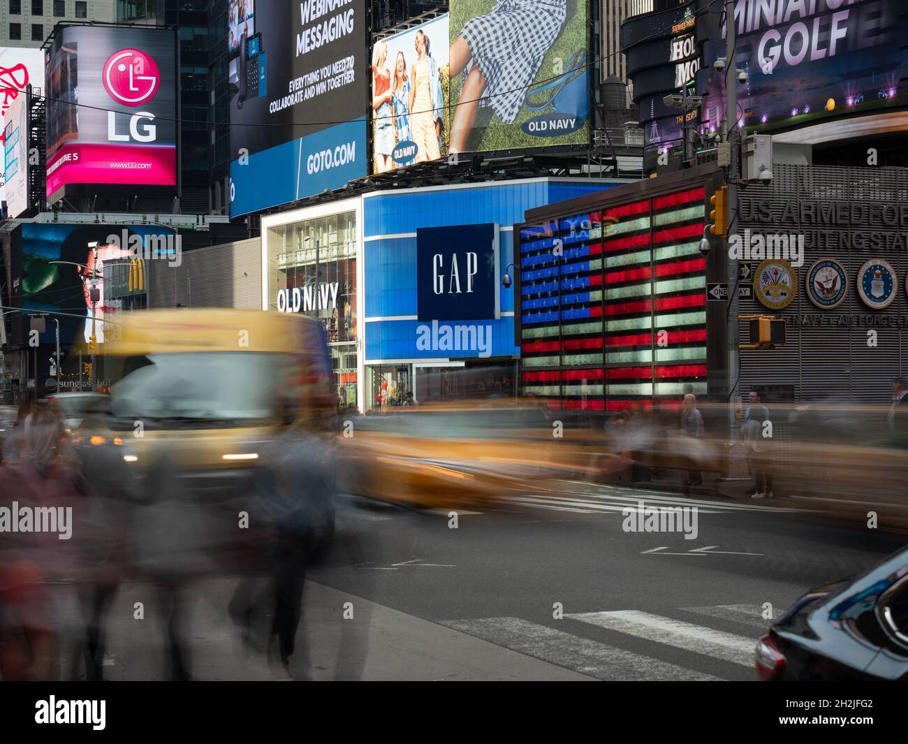 Aufnahme mit einem langsamen Verschluss in der Nähe der 7th Avenue in Manhattan. Stockfoto