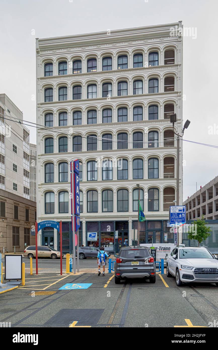 718 Arch Street, das Cast Iron Building, erbaut 1887 als Harris Steam Power Printing House. Später besetzten die Kaufhäuser der lit Brothers den Standort. Stockfoto