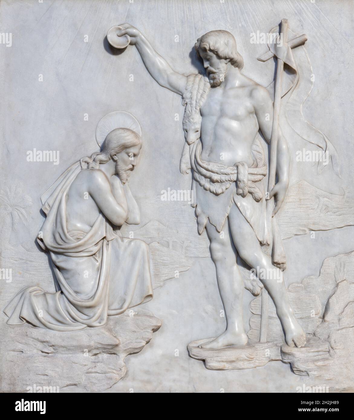 ROM, ITALIEN - 28. AUGUST 2021: Marmorrelief der Taufe Christi in der Kirche Sant Giagomo in Augusta bei Antonio Piazza 1926. Stockfoto