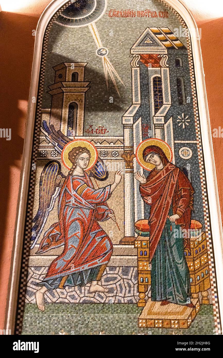 Moskau, Russland - 31. August 2021: Outdoor-Mosaik Erzengel Gabriel segnet die Jungfrau Maria an der Wand der Kirche des Heiligen großen Märtyrers Georg V. Stockfoto
