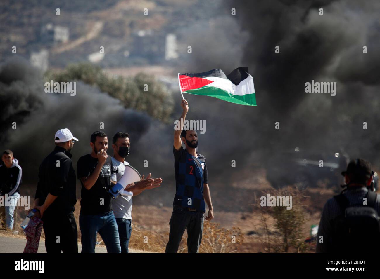 Westufer, Nablus, Palästina. Oktober 2021. Palästinenser fliehen vor dem Gas, das von israelischen Soldaten abgefeuert wird. Während einer Demonstration gegen die israelischen Siedlungen im Dorf Beit Dajan in der Nähe von Nablus im Westjordanland. Kredit: Nasser Ishtayeh/ZUMA Wire/Alamy Live Nachrichten Stockfoto