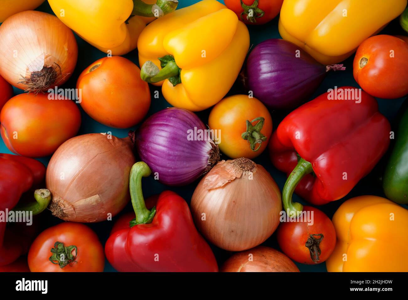 Verschiedenfarbiges Gemüse flach legen, knollieren. Präbiotika, Östrogen-Dominanz, Keto, Paläo-Diät oder Bio mit pflanzlichen Konzept. Stockfoto