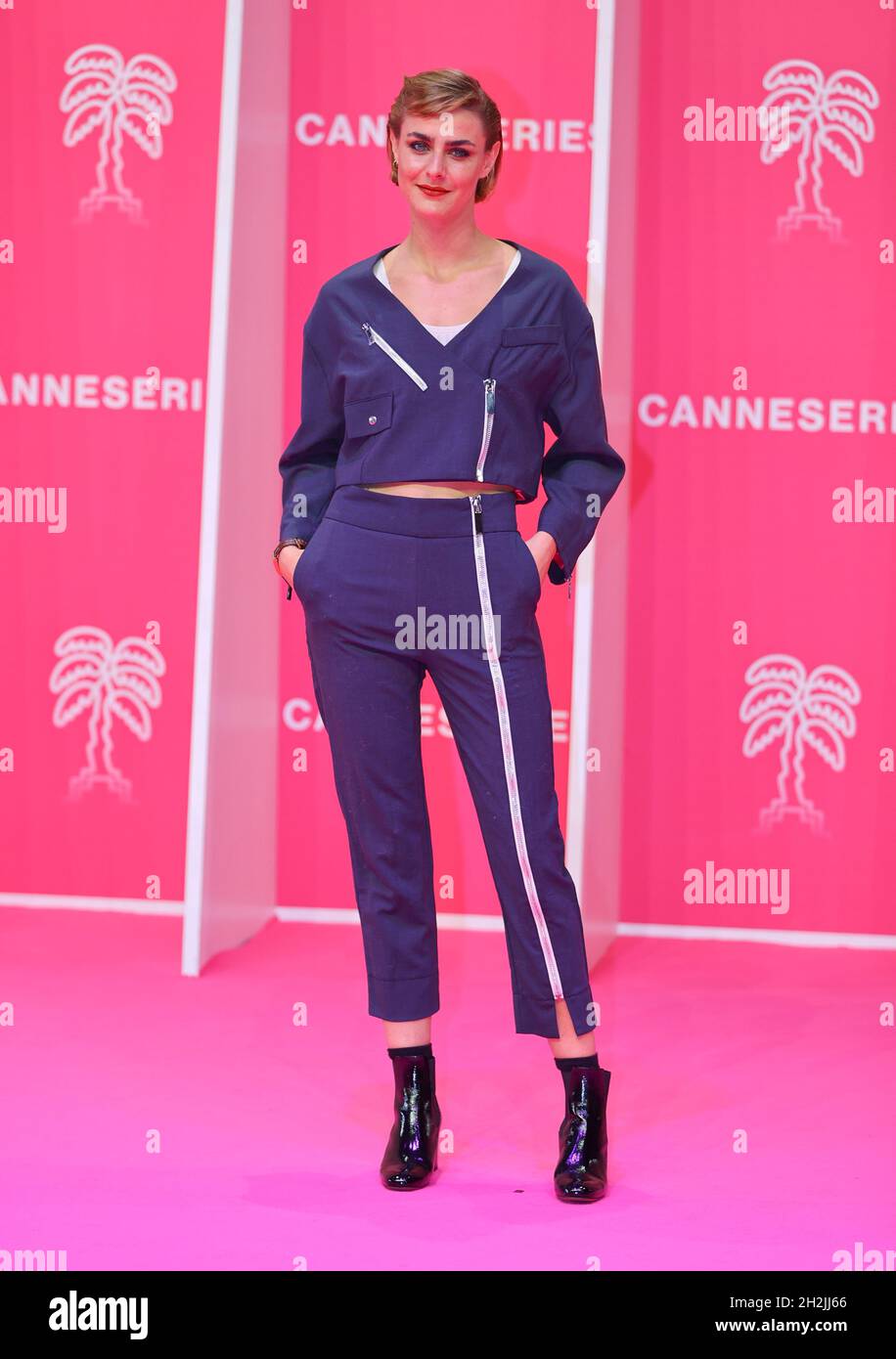 Cannes, Frankreich - 12. Oktober 2019: Canneseries und MIPCOM / MIPJUNIOR im Palais des Festivals mit der Schauspielerin Marion Seclin. Mandoga Media Deutschland Stockfoto