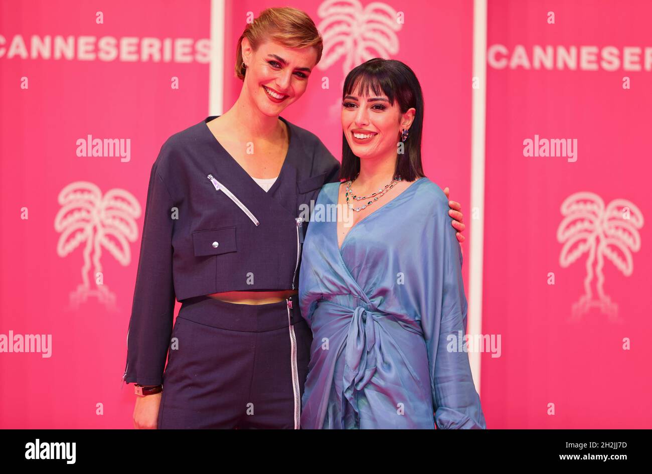 Cannes, Frankreich - 12. Oktober 2019: Canneseries und MIPCOM/MIPJUNIOR im Palais des Festivals mit den Schauspielerinnen Marion Seclin (links) und Moon'a (Moona). Mandoga Media Deutschland Stockfoto