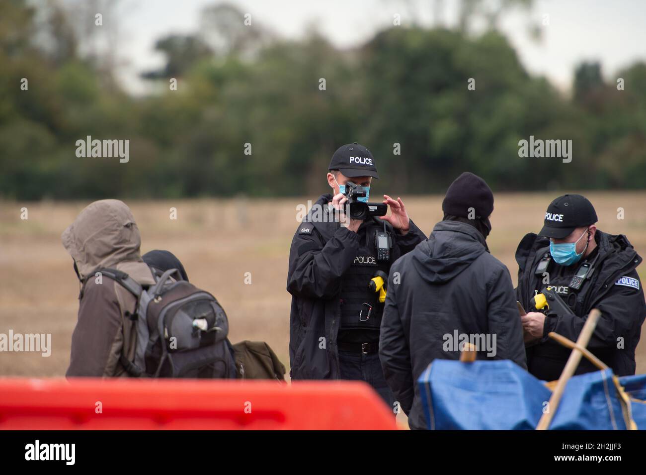 Chalfont St Peter, Großbritannien. Oktober 2021. Stopp HS2-Demonstranten aus dem Kriegslager Wendover aktiver Widerstand besetzten einen Bagger, der heute vor dem Gelände des HS2 Chalfont St Peter Hochwasserschutzarbeiten durchführte, wo die Überschwemmungen auf der Straße angeblich viel schlimmer wurden, seitdem HS2 vor Ort Bäume und Felder geräumt hat. Die Demonstranten gingen freiwillig, als das reguläre Thames Valley Police Team, das HS2 arbeitet, eintraf. Quelle: Maureen McLean/Alamy Live News Stockfoto